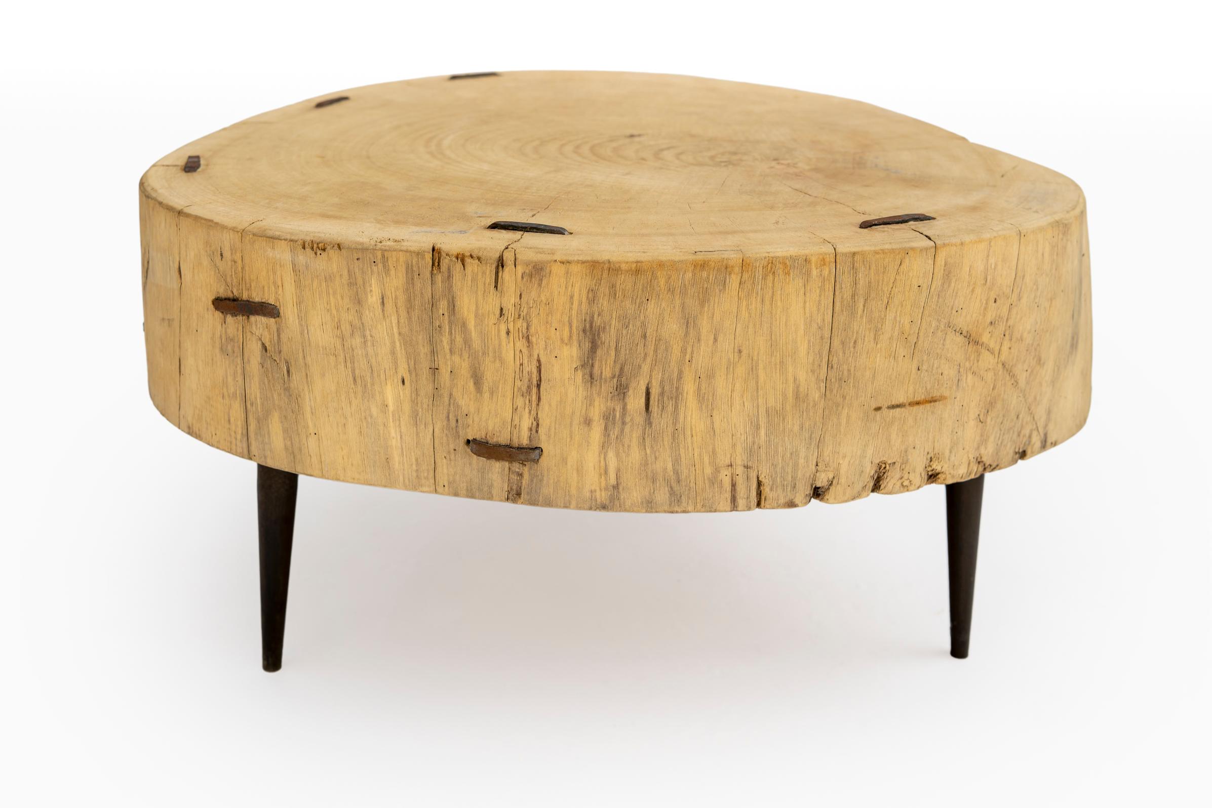Fer Table basse ou d'appoint en tronc d'arbre du 20e siècle avec pieds en fer forgé à la main en vente