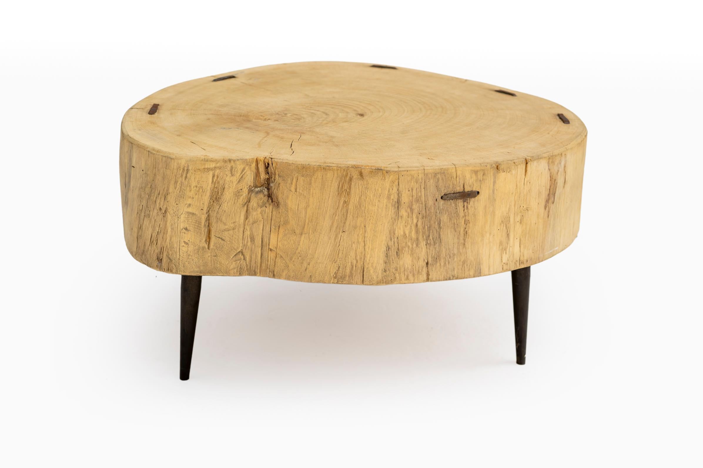 Table basse ou d'appoint en tronc d'arbre du 20e siècle avec pieds en fer forgé à la main en vente 1