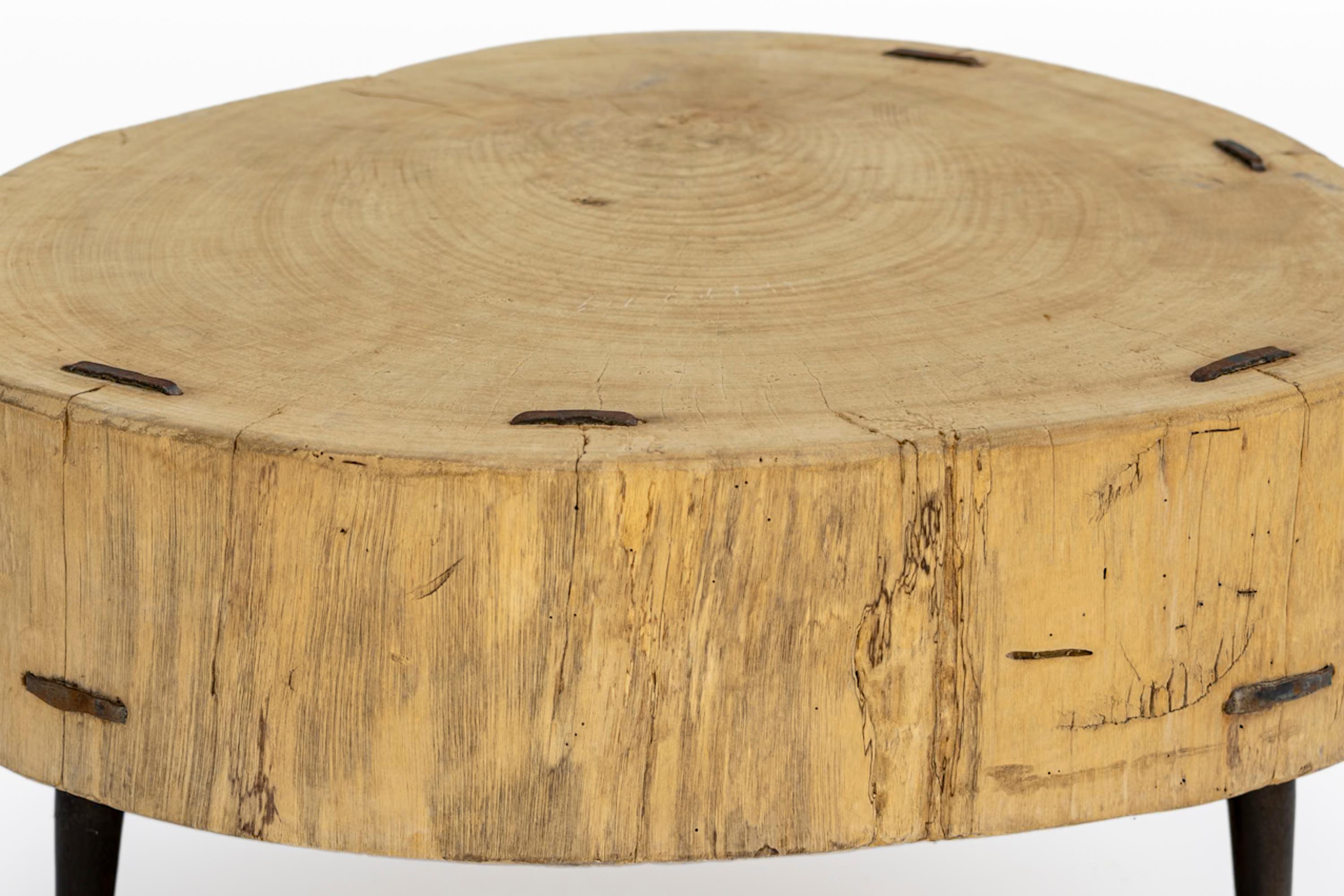 Table basse ou d'appoint en tronc d'arbre du 20e siècle avec pieds en fer forgé à la main en vente 2