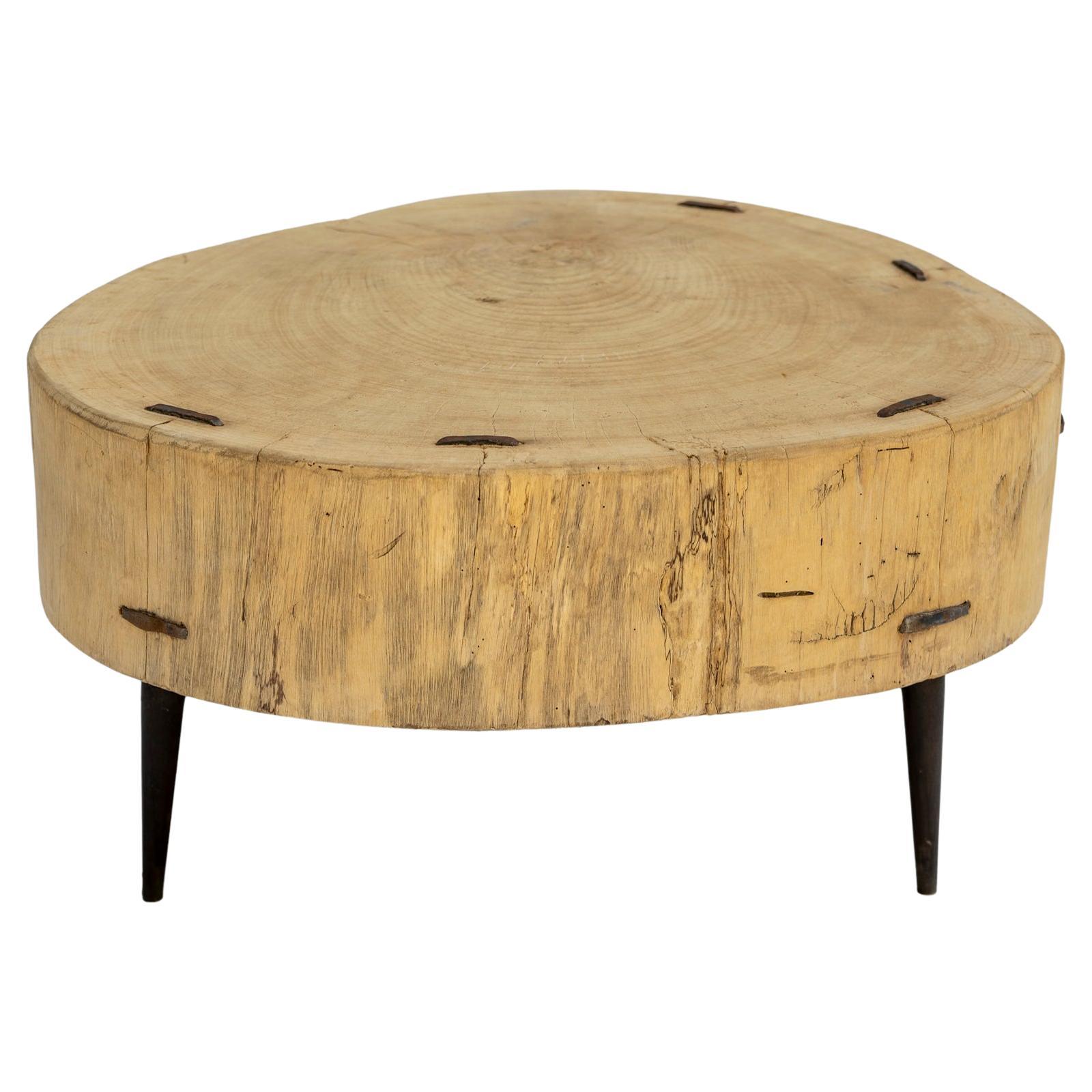 Table basse ou d'appoint en tronc d'arbre du 20e siècle avec pieds en fer forgé à la main en vente