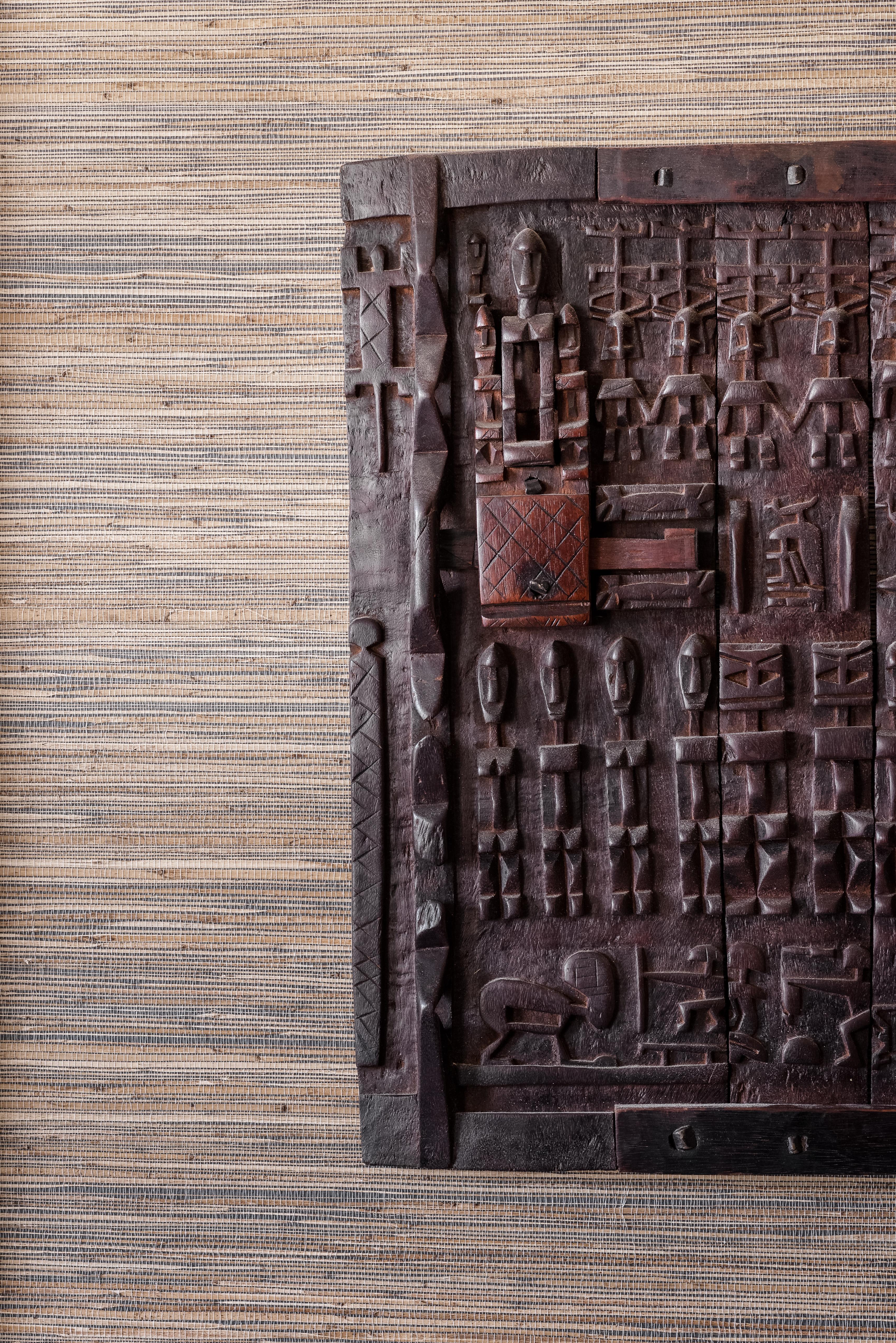 20th century tribal hardwood Dogon window panel
The Dogon tribe is one of Africa's most fascinating tribes, but also a vanishing one.
Located in the region of Mali, in West Africa, south of the Niger Bend, they've been living there since the 15th