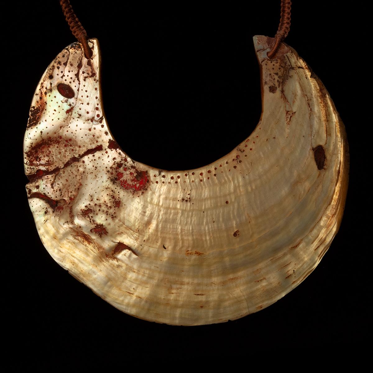 Americano Collana pettorale tribale in conchiglia di Kina del XX secolo di Jewell sconosciuto in vendita