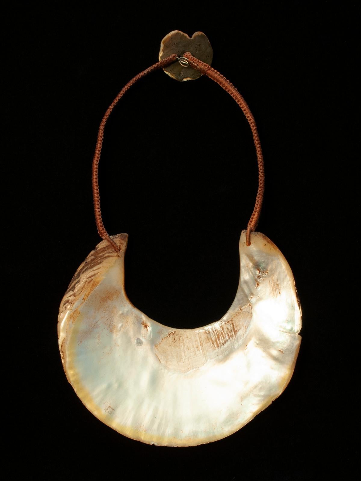 20th Century Tribal Kina Shell Pectoral Necklace by Unknown Jeweler In Good Condition For Sale In Point Richmond, CA