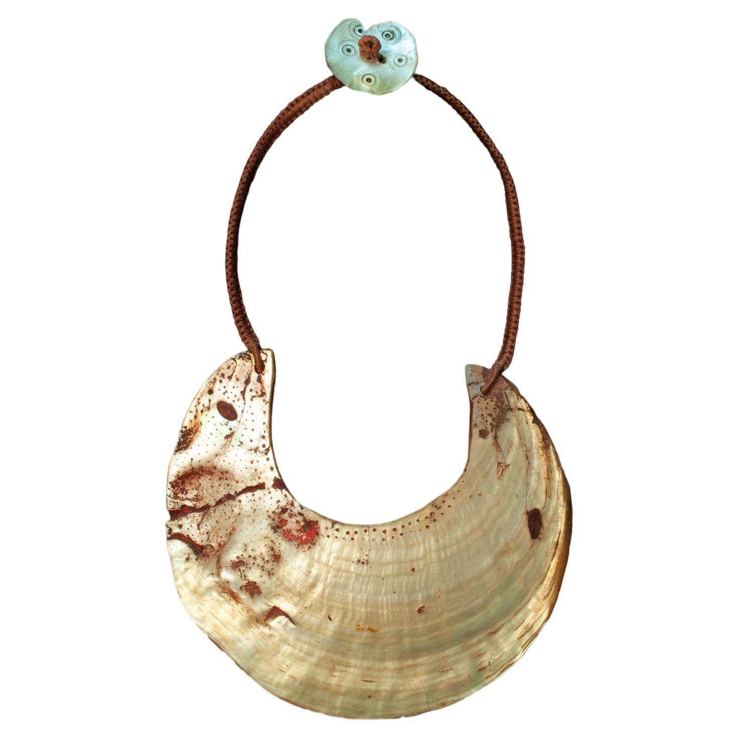 Collar pectoral de concha kina tribal del siglo XX de joyero desconocido