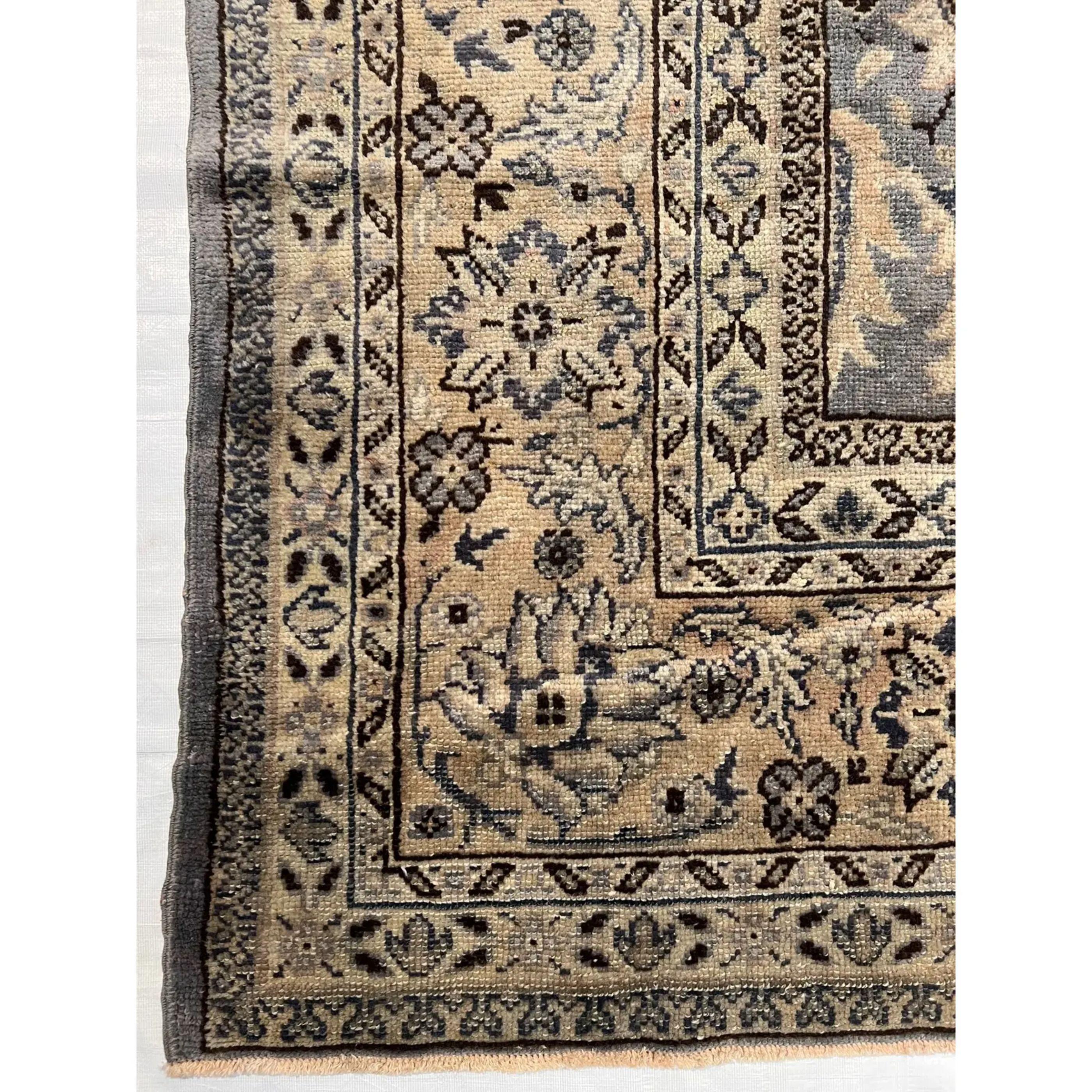 Les anciens tapis turcs Oushak sont tissés dans l'ouest de la Turquie depuis le début de la période ottomane. Les historiens leur attribuent la plupart des grands chefs-d'œuvre du tissage des tapis turcs du XVe au XVIIe siècle. En revanche, on sait