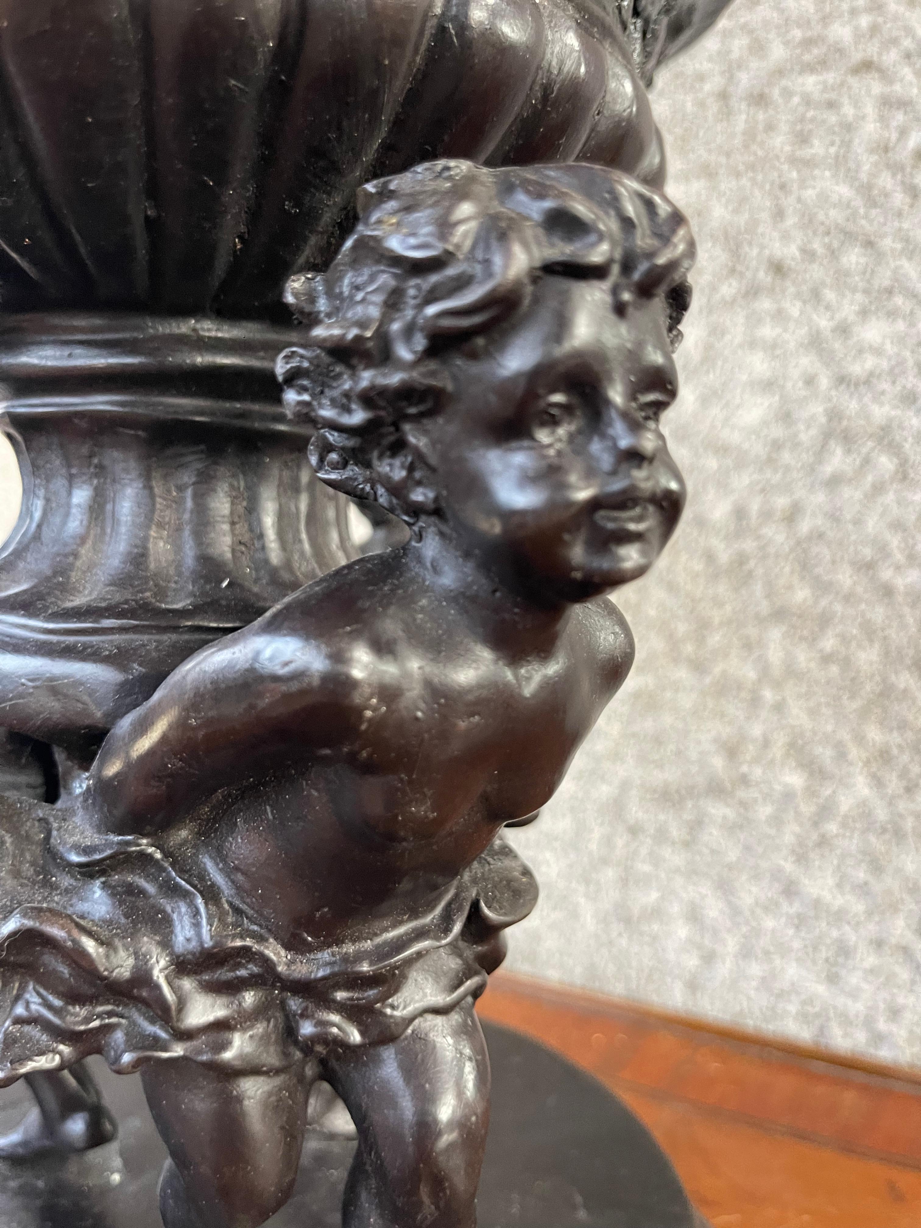 Urna Trio di cherubini del XX secolo su basamento in marmo in vendita 2