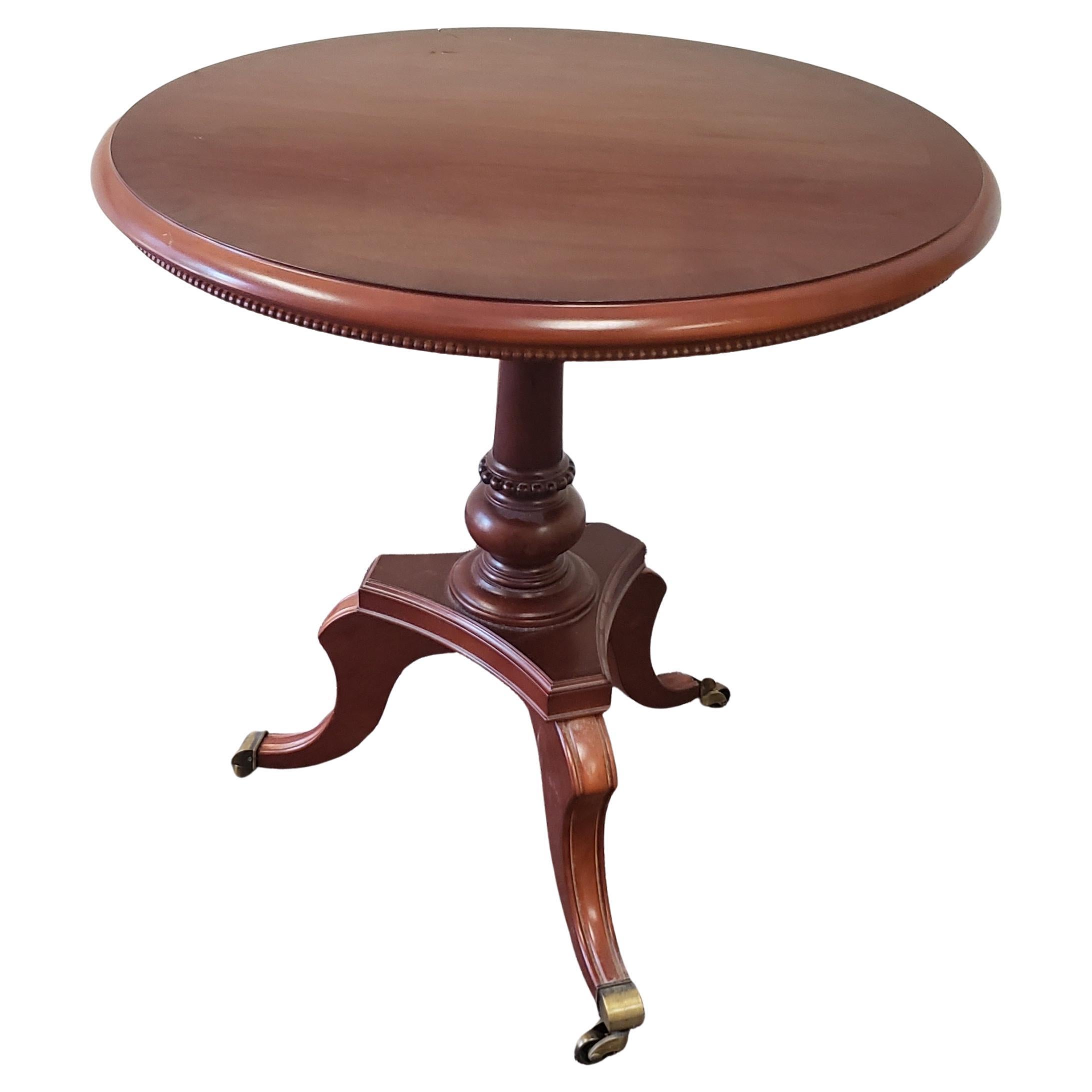 Américain Table d'appoint à trois pieds en acajou sur roulettes, table à thé et piédestal, XXe siècle en vente