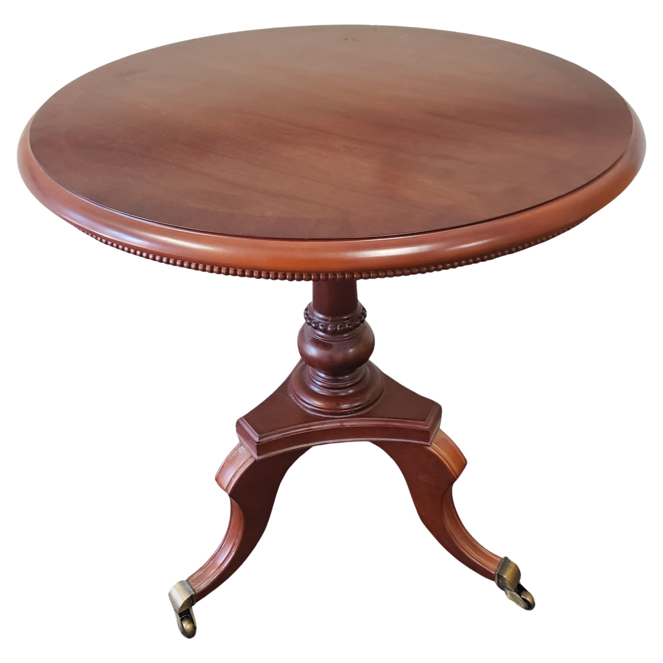 Tacheté Table d'appoint à trois pieds en acajou sur roulettes, table à thé et piédestal, XXe siècle en vente