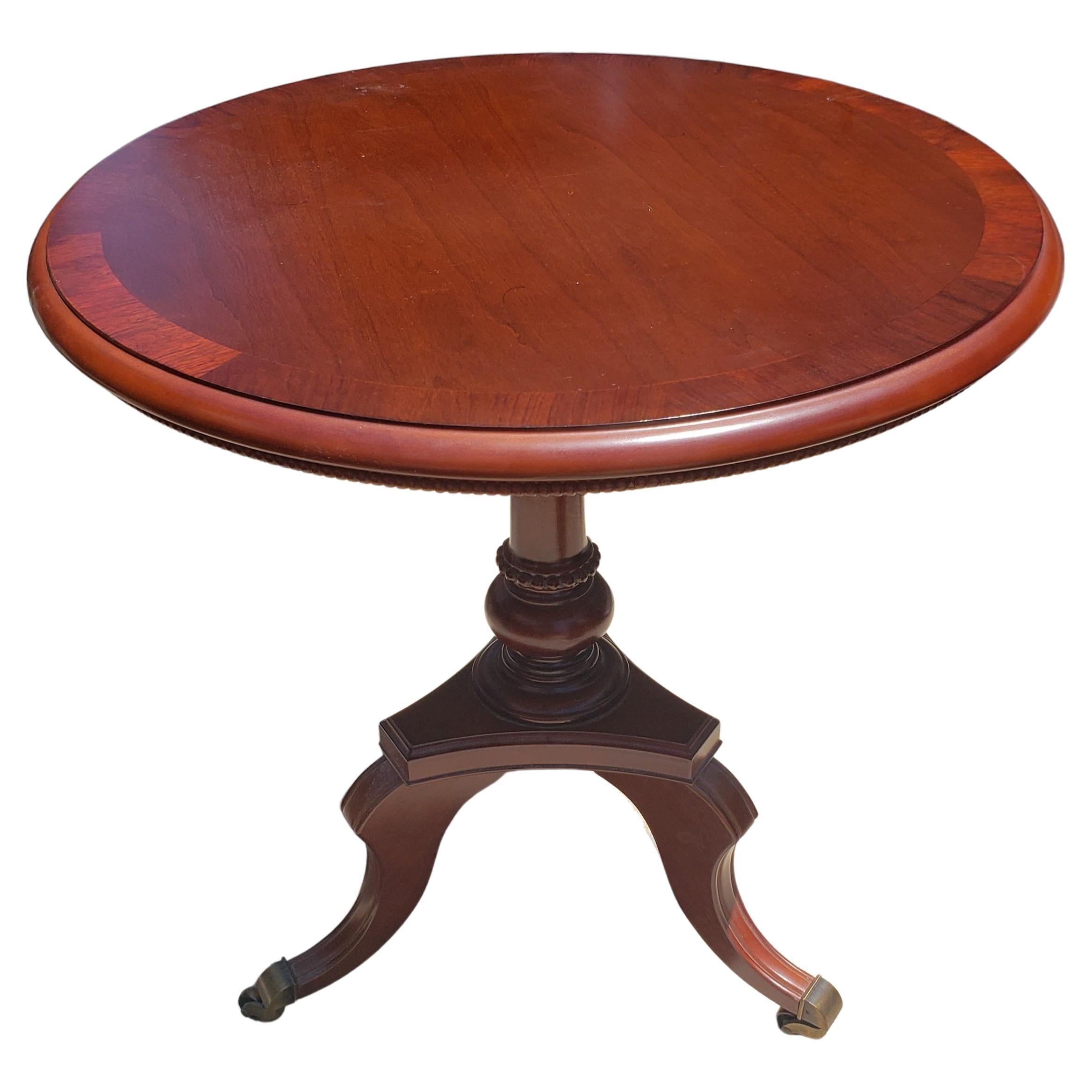 Laiton Table d'appoint à trois pieds en acajou sur roulettes, table à thé et piédestal, XXe siècle en vente