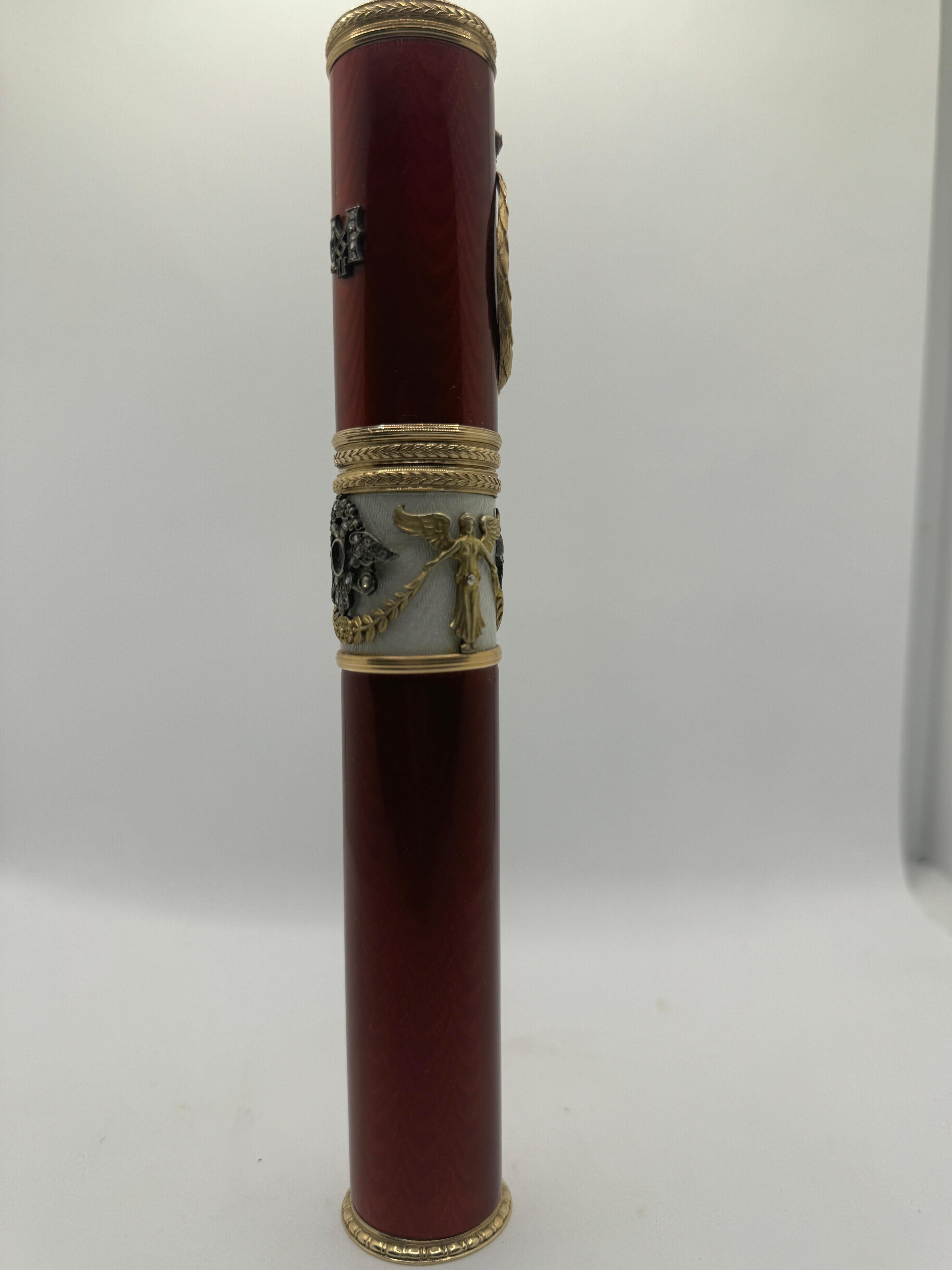 Tube à cigares en or 14ct et émail de fabrication russe, vers 1900 - 1910, en émail rouge et blanc avec des diamants appliqués et un décor de rubis. La pièce est estampillée des initiales AH du maître d'œuvre et du cachet de la maison Faberge. 7.75