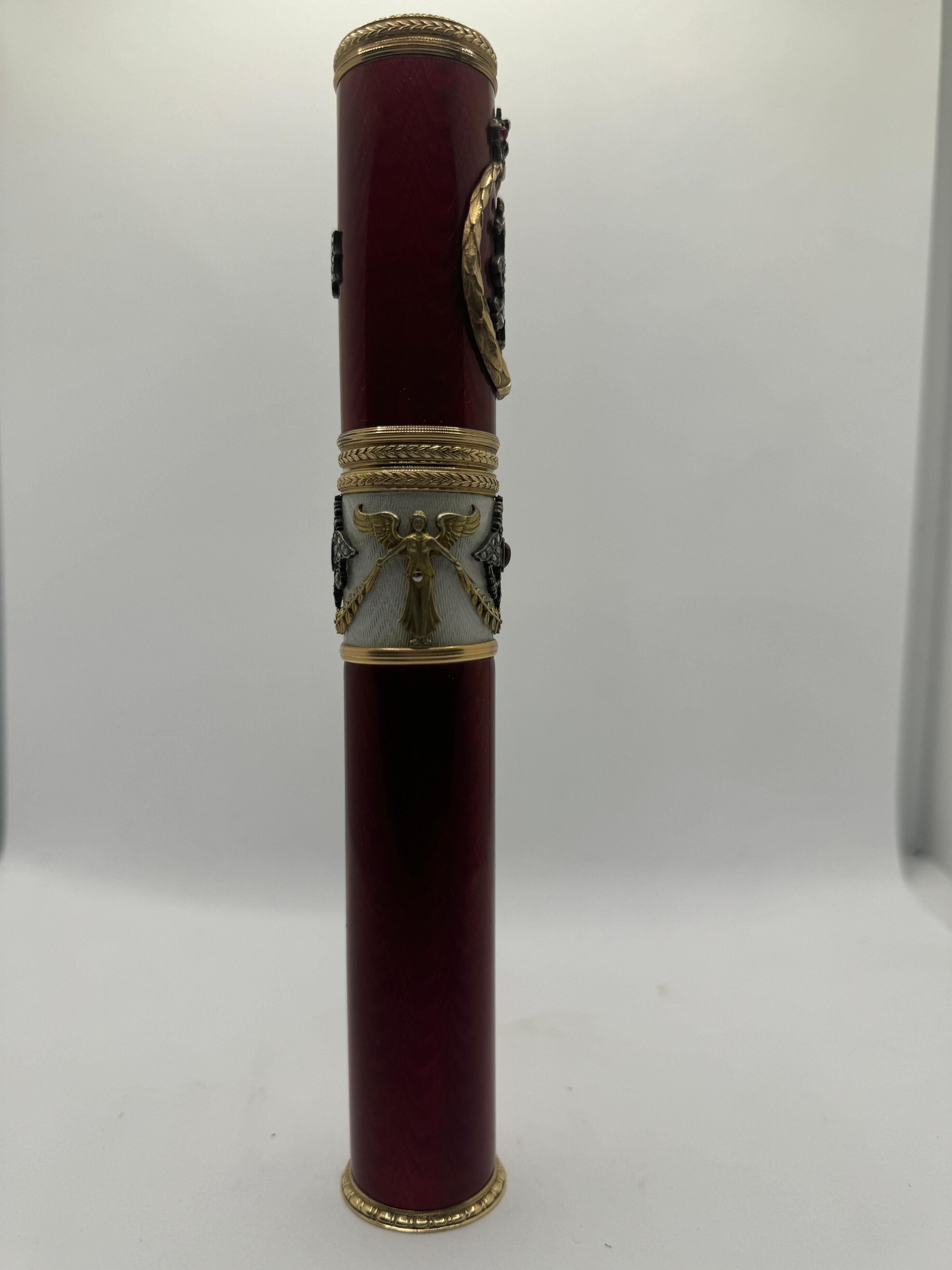 Art déco Porte-cigare tubulaire en émail guilloché ciselé d'or du début du 20e siècle en vente