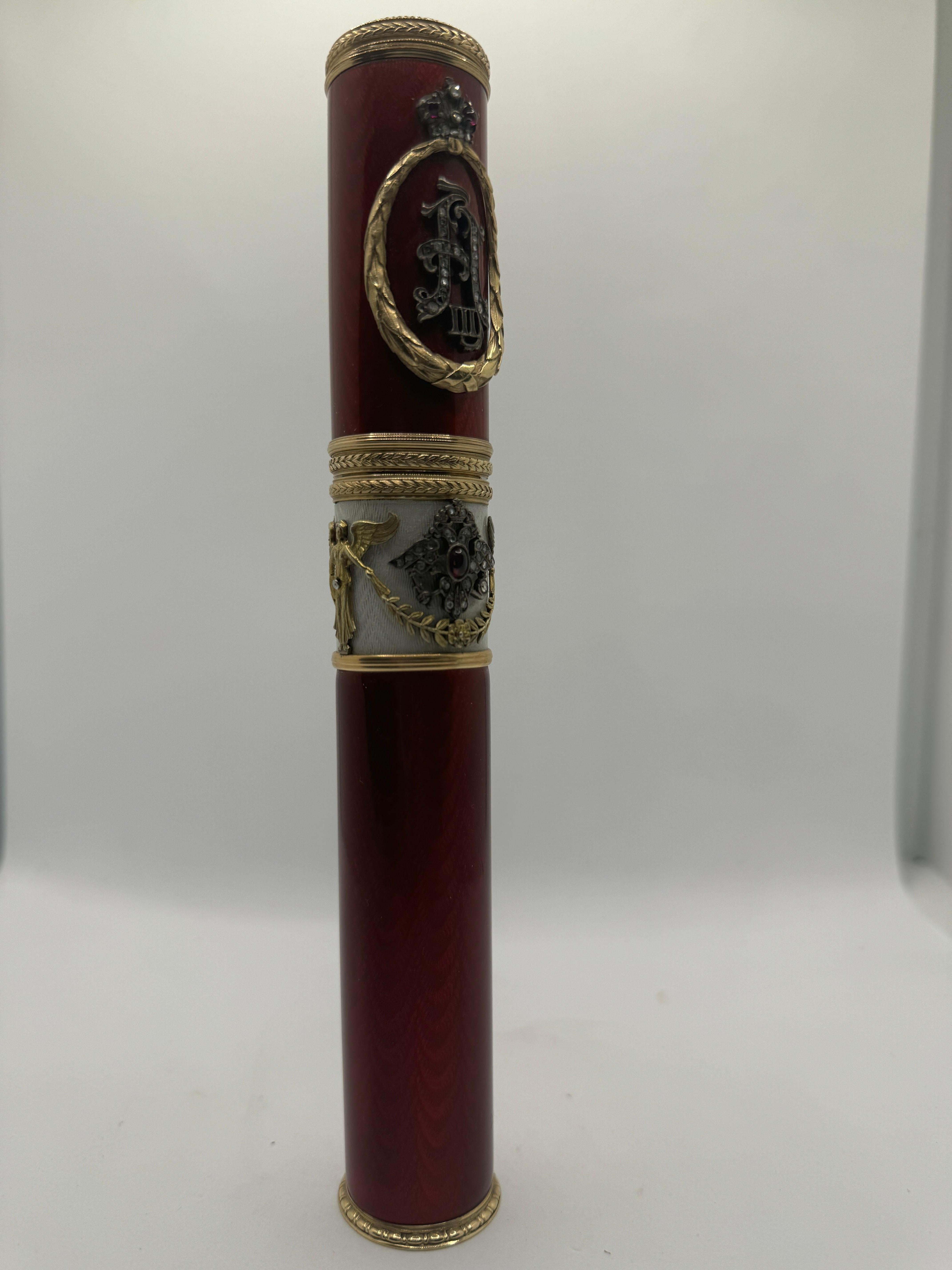Russe Porte-cigare tubulaire en émail guilloché ciselé d'or du début du 20e siècle en vente