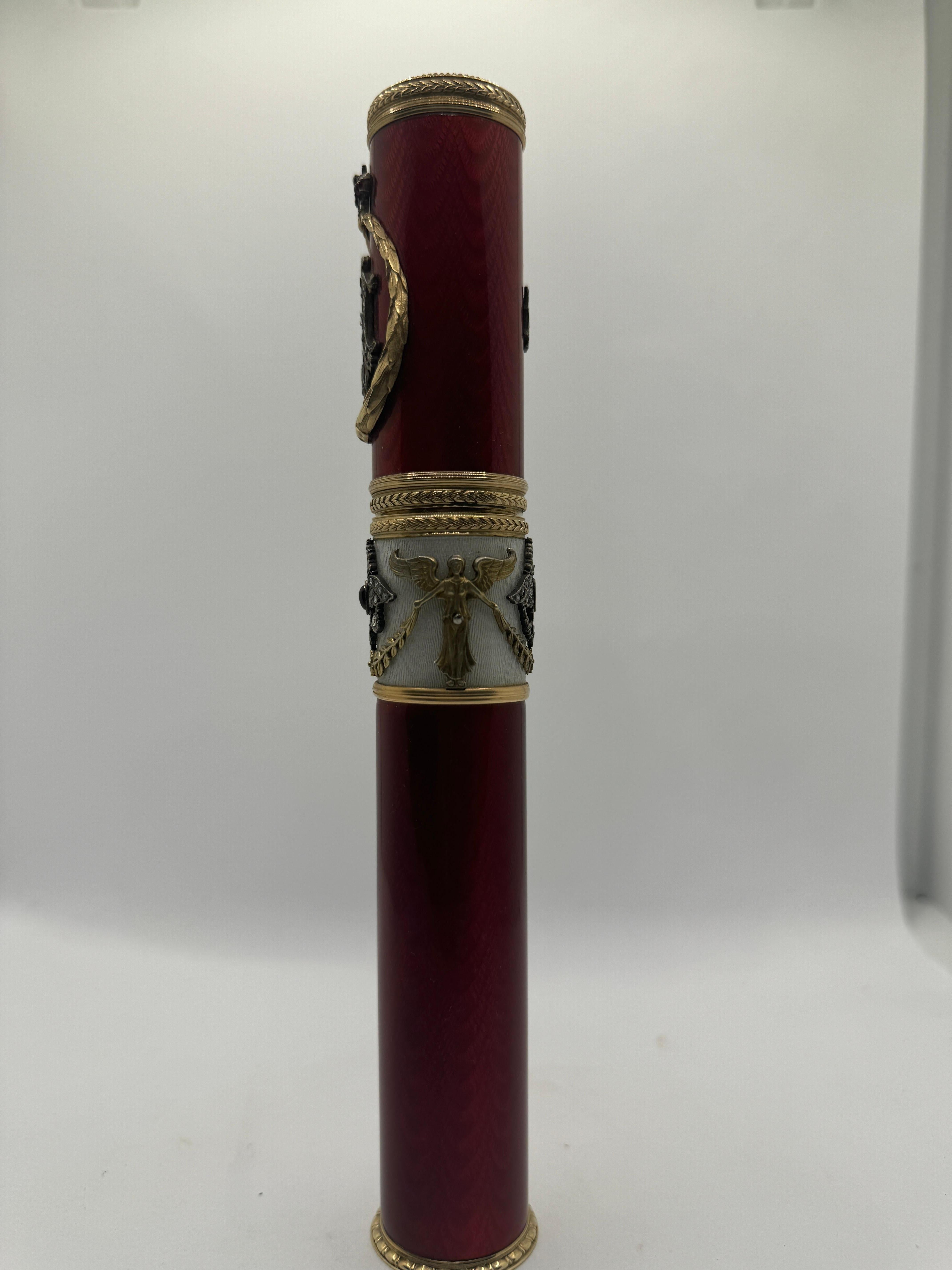 20ième siècle Porte-cigare tubulaire en émail guilloché ciselé d'or du début du 20e siècle en vente