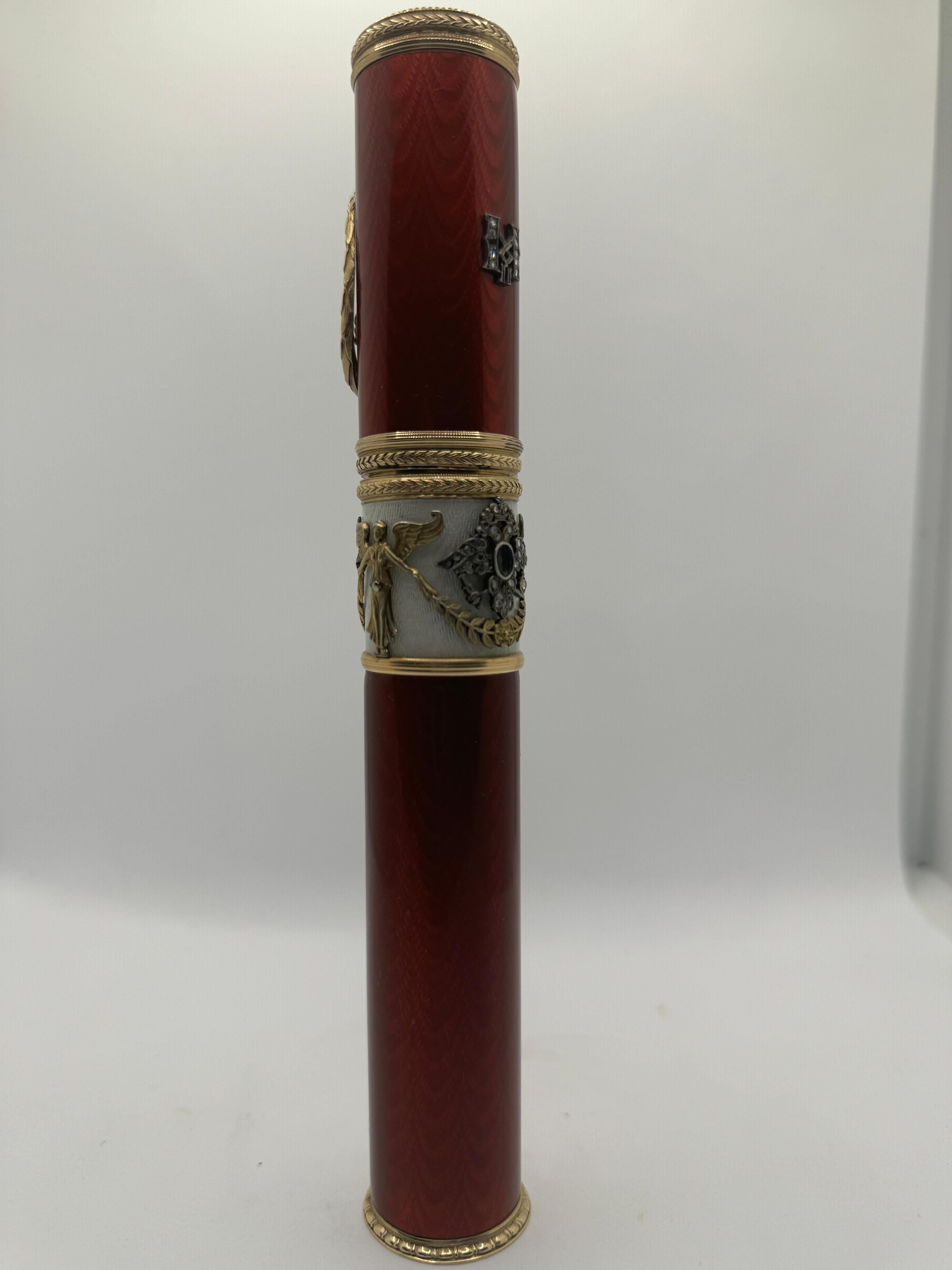 Or Porte-cigare tubulaire en émail guilloché ciselé d'or du début du 20e siècle en vente