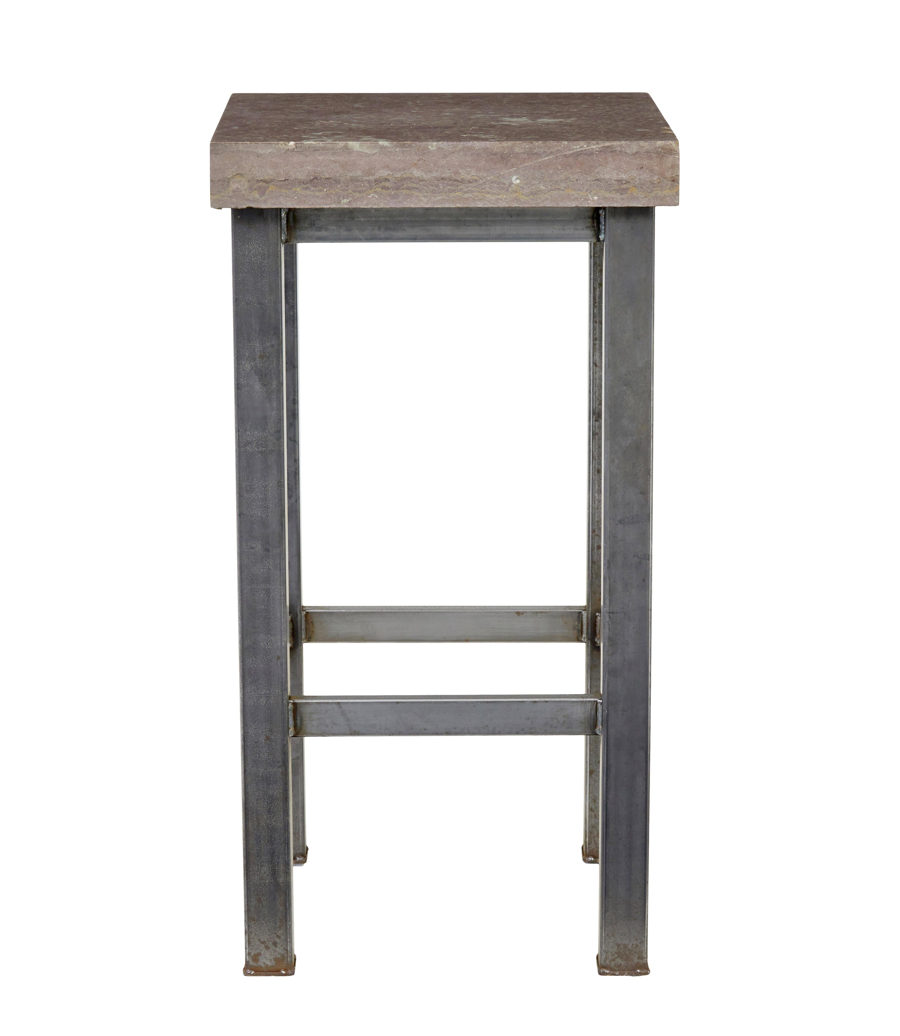 Table de lampe en acier tubulaire de la fin du 20e siècle avec plateau en marbre, circa 1990.

Lampe, table d'appoint ou table de téléphone idéales pour la maison moderne, pouvant également être utilisées à l'extérieur.

Légère rouille sur le métal