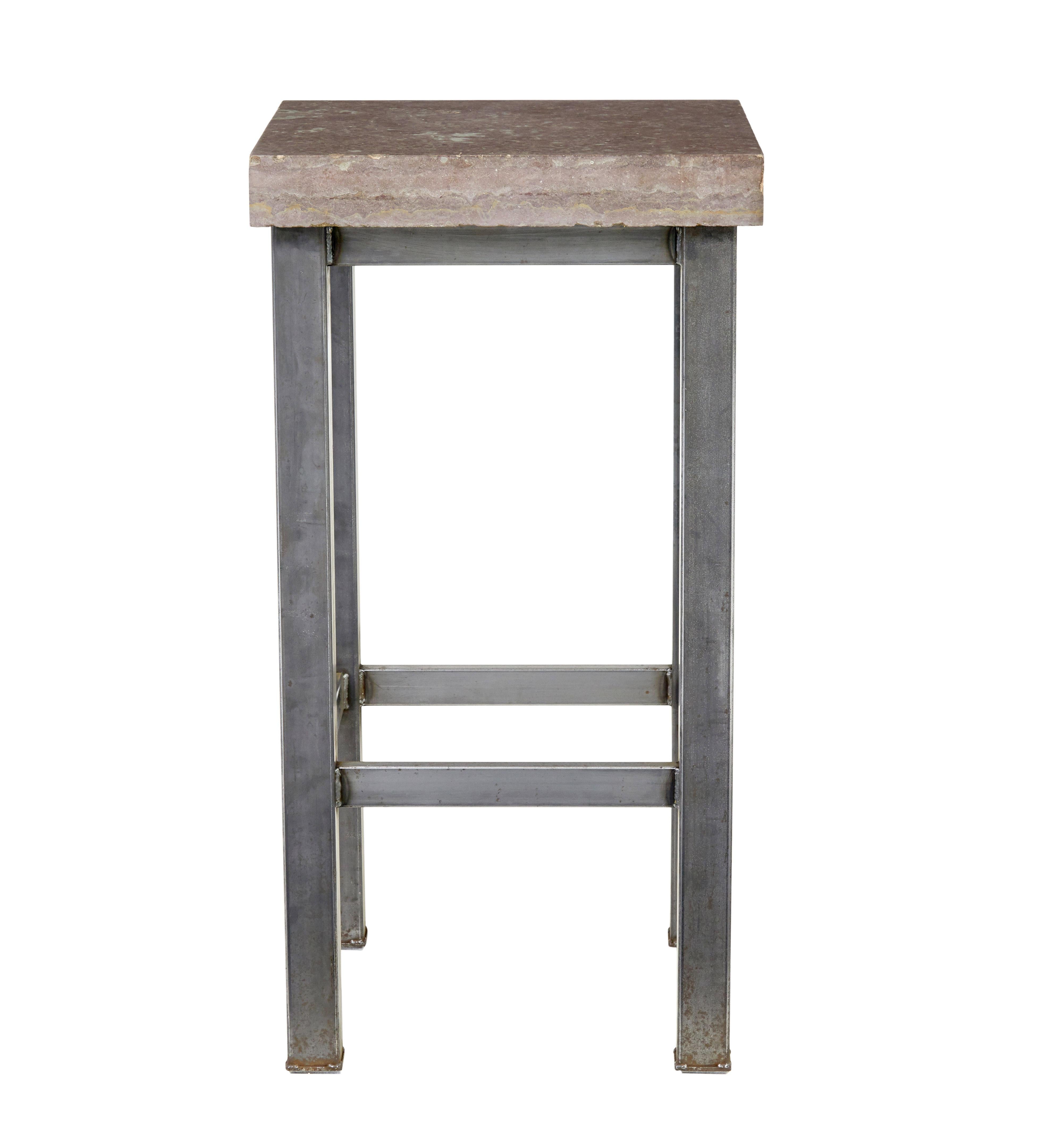 Industriel Table de lampe du 20e siècle en acier tubulaire avec plateau en marbre en vente