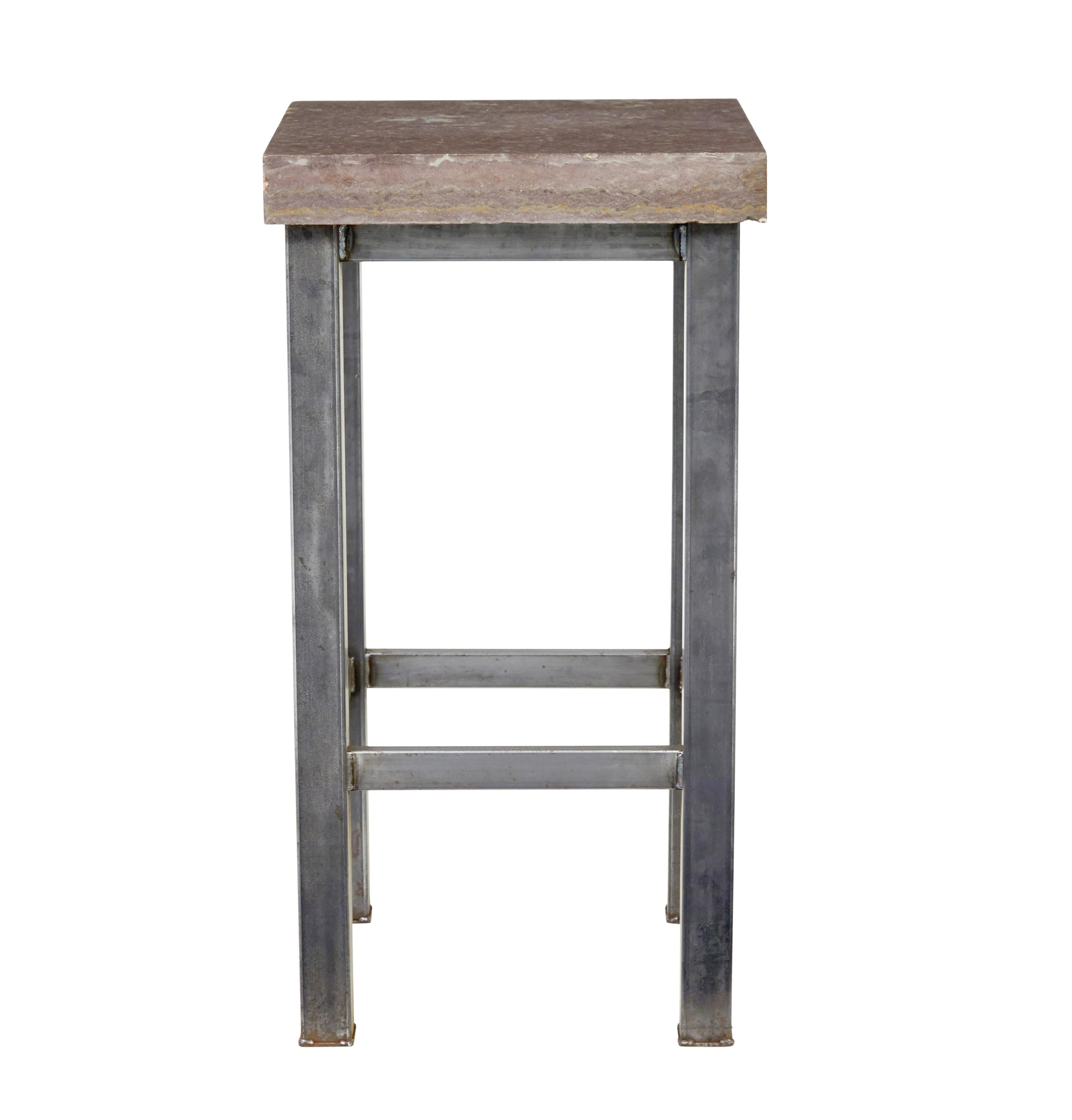 Anglais Table de lampe du 20e siècle en acier tubulaire avec plateau en marbre en vente