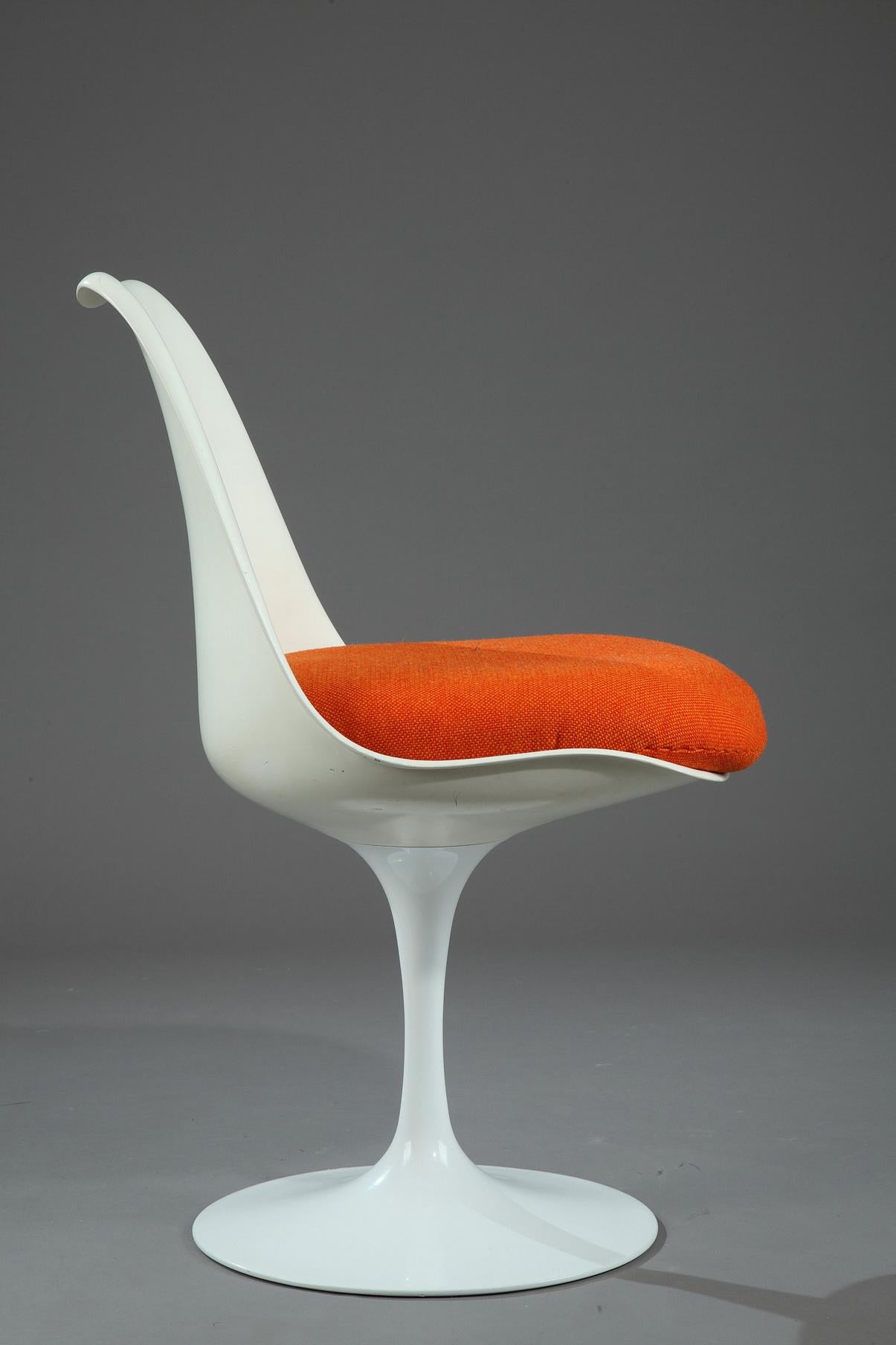 Tulip Chair in bright white metal, with new upholstery in orange fabric. The Tulip Chair is a mythical chair of the 1950s. It was created in 1956 by the designer Eero Saarinen (1910-1961) for Knoll,

circa 1950
Dimensions: W 19.3 in, D 19.7in, H