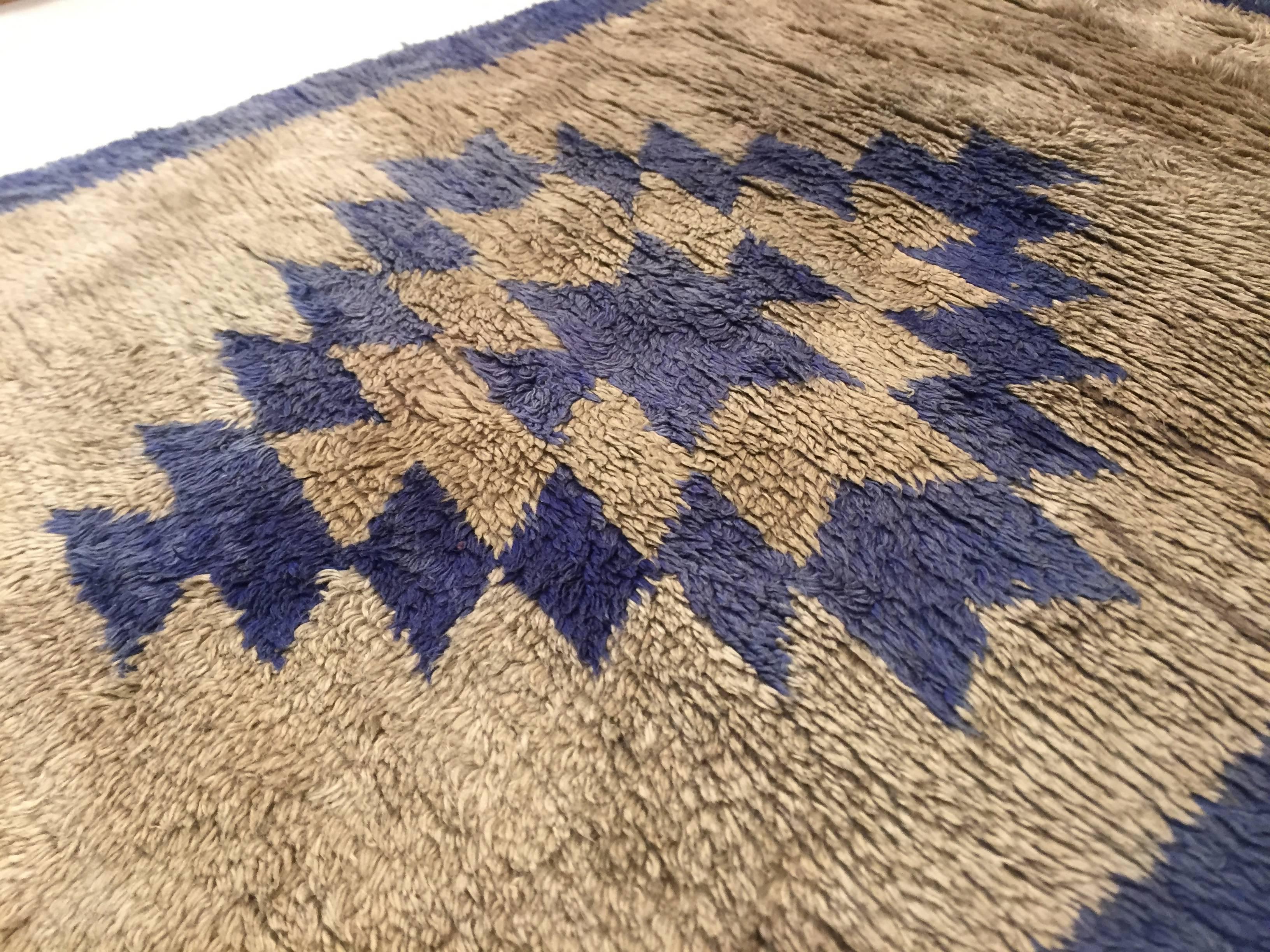 Alfombra Tulu del Siglo XX Anudada a Mano de Lana Diseño Geométrico Gris y Cobalto en venta 4