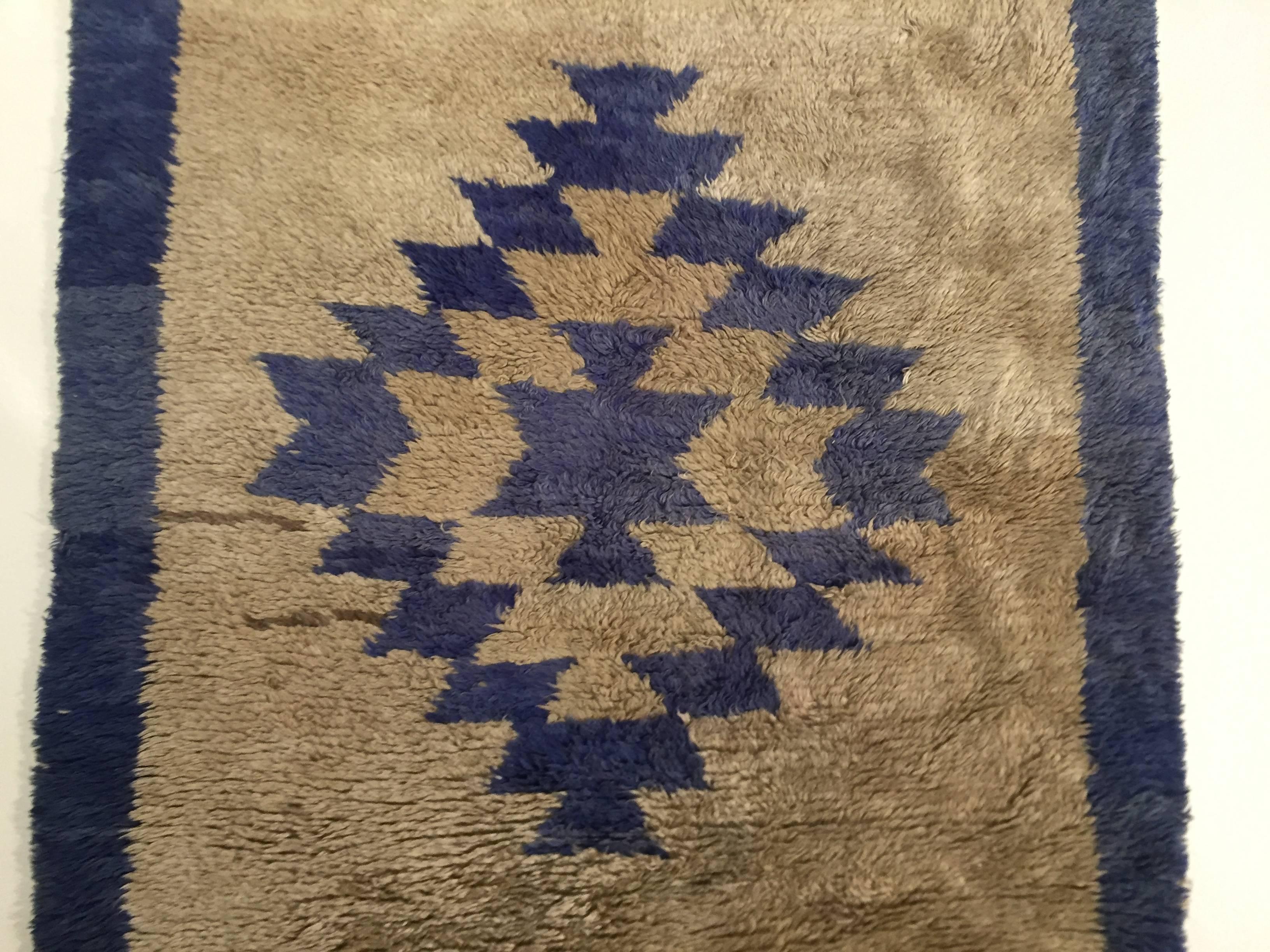 Alfombra Tulu del Siglo XX Anudada a Mano de Lana Diseño Geométrico Gris y Cobalto siglo XX en venta