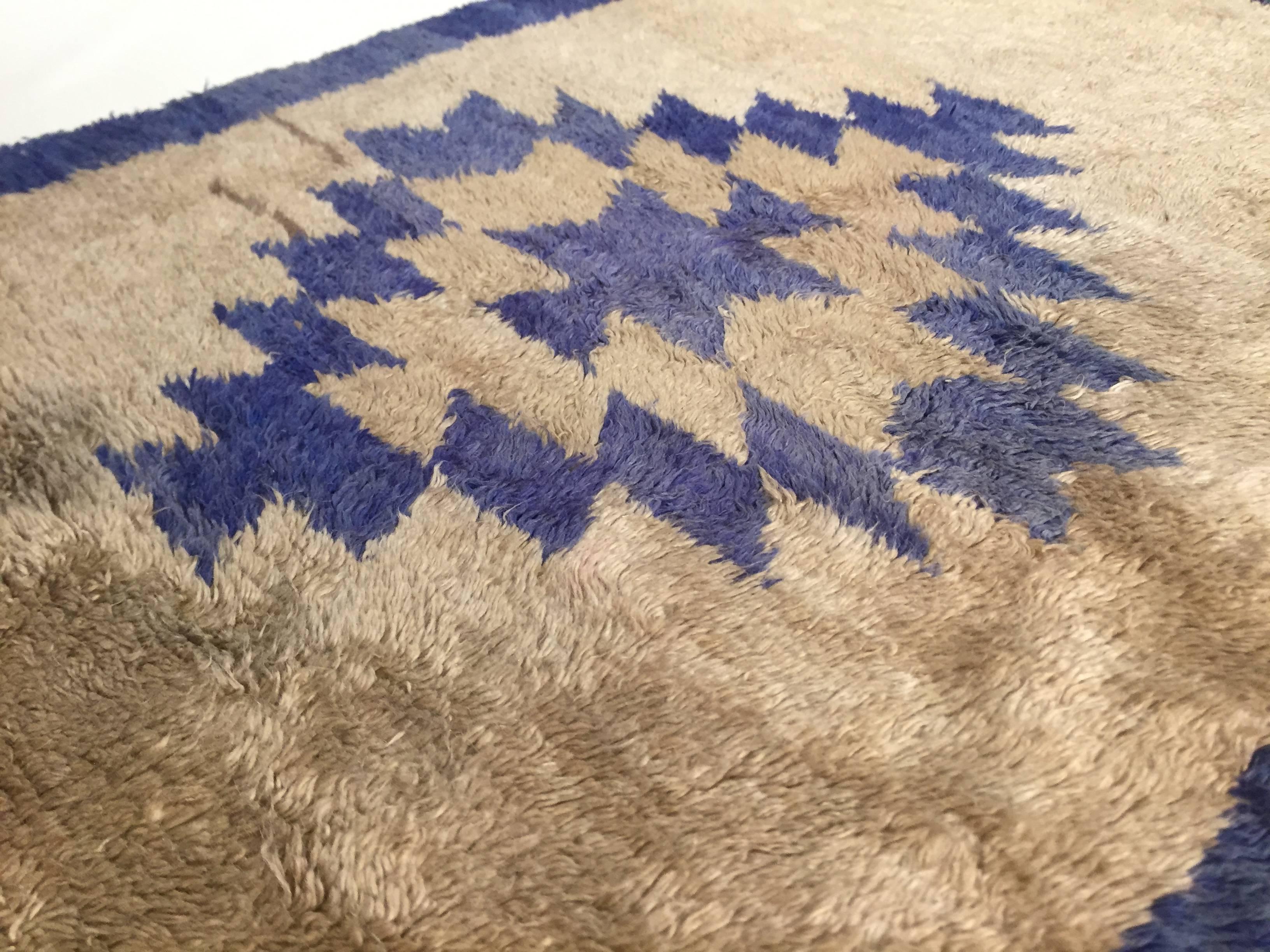 20th Century Tulu Hand-Knotted Carpet by Wool Geometric Design Grey and Cobalt For Sale 4