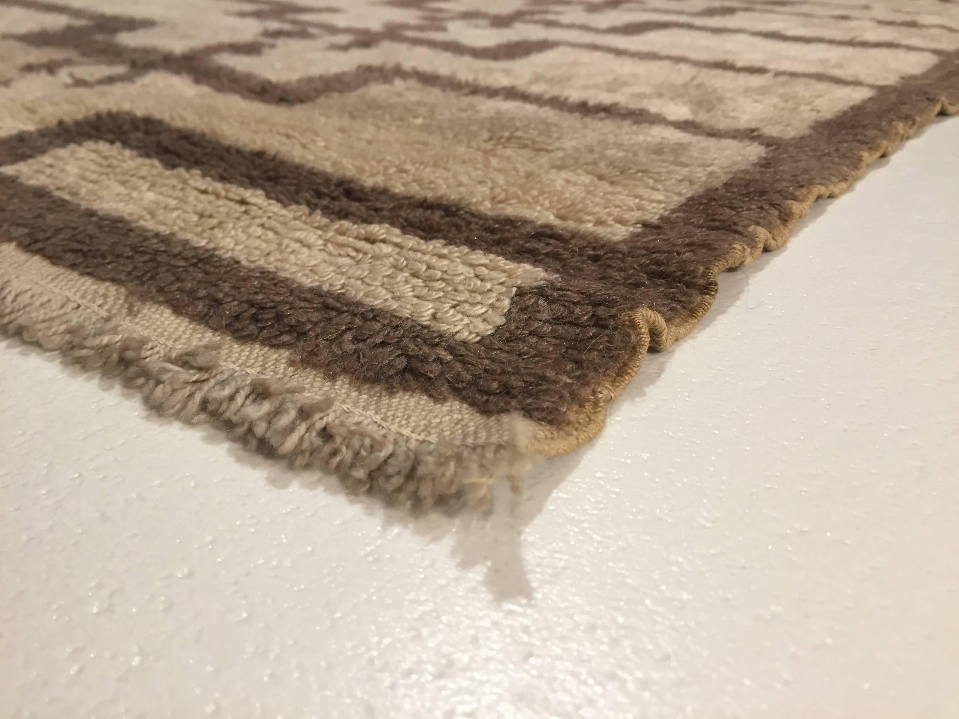 Tapis de prière Tulu noué à la main du 20ème siècle en laine grise et marron de Turquie en vente 3