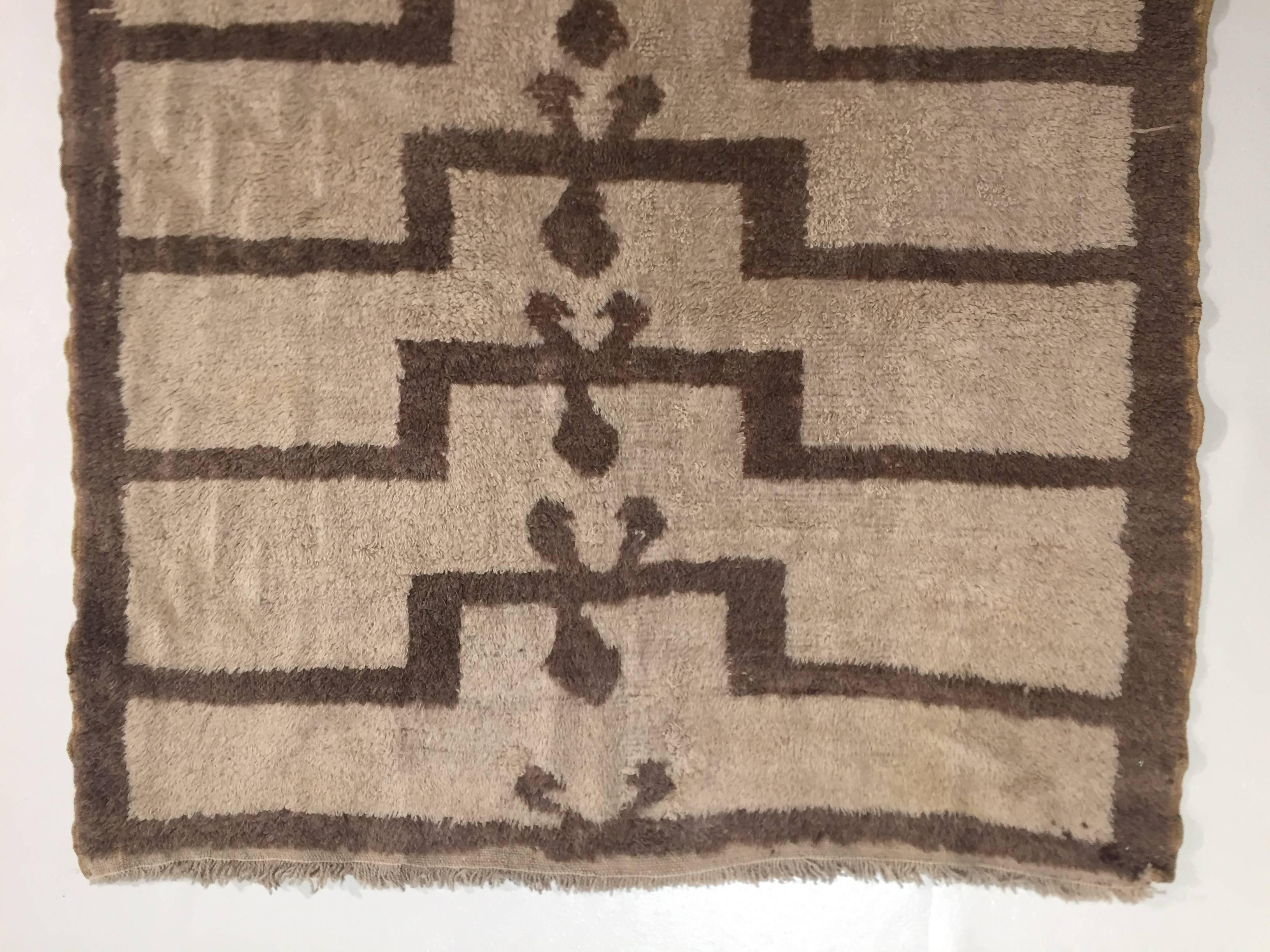 Tapis de prière Tulu noué à la main du 20ème siècle en laine grise et marron de Turquie en vente 4