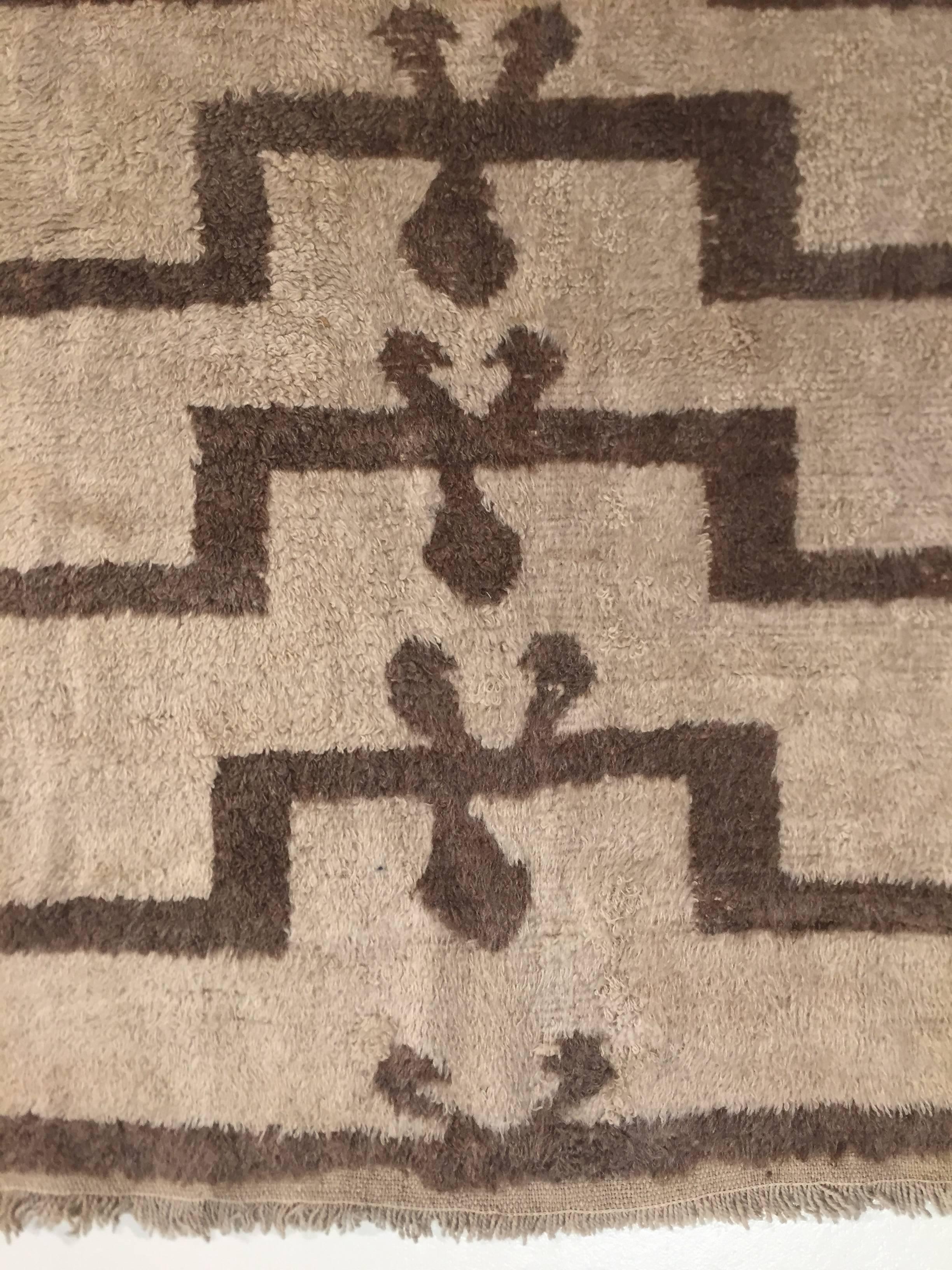 Tapis de prière Tulu noué à la main du 20ème siècle en laine grise et marron de Turquie en vente 6