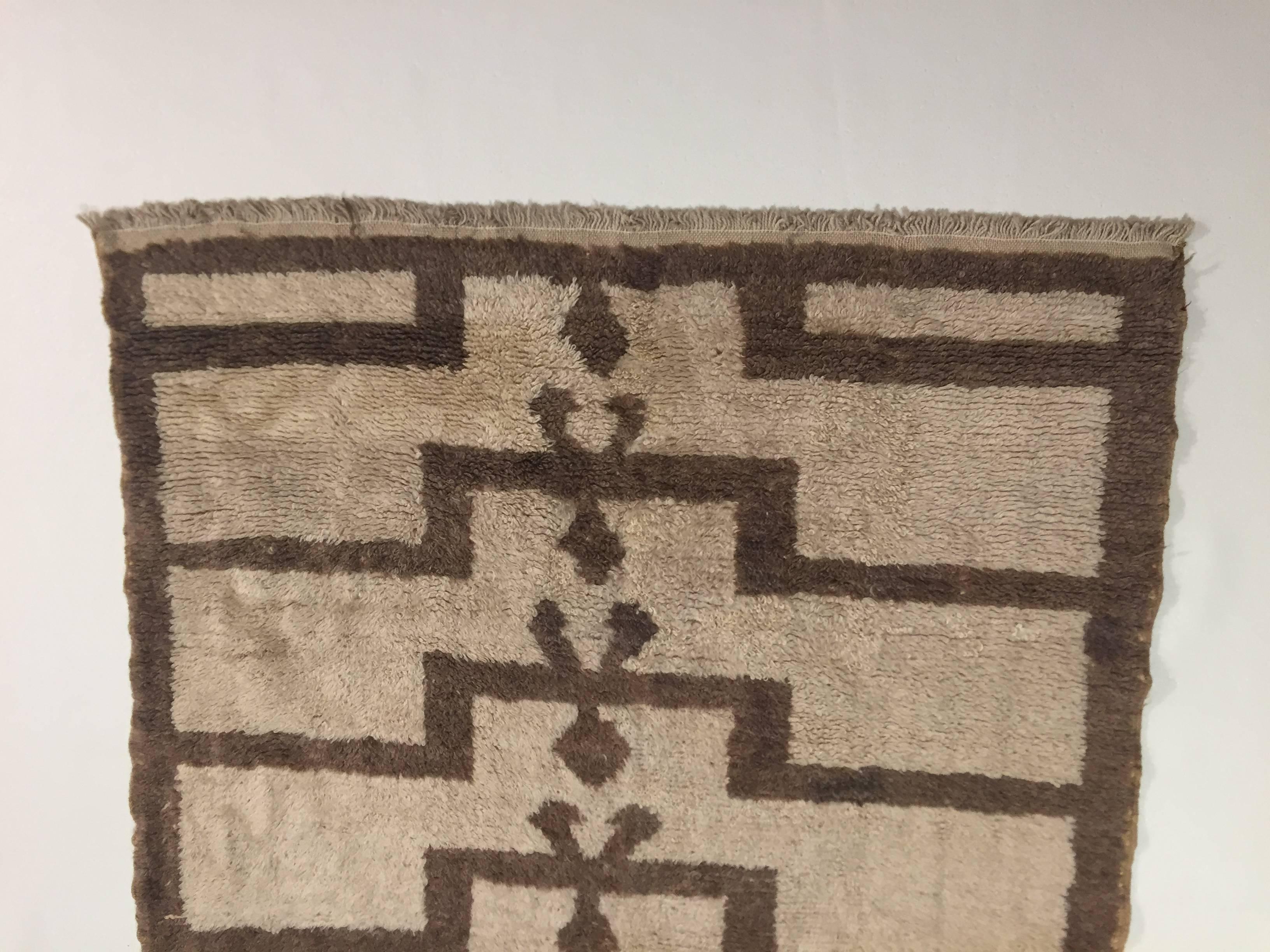 Tapis de prière Tulu noué à la main du 20ème siècle en laine grise et marron de Turquie en vente 1