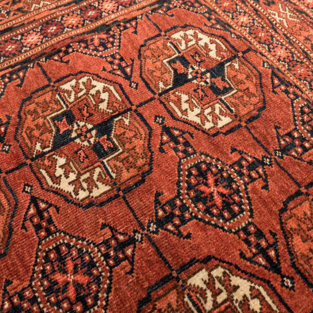 Turkestanischer Wollteppich des 20. Jahrhunderts, Tekke, „Guls“, klassischer Teppich, ca. 1920. 1,50 x 1,00 m (Frühes 20. Jahrhundert) im Angebot