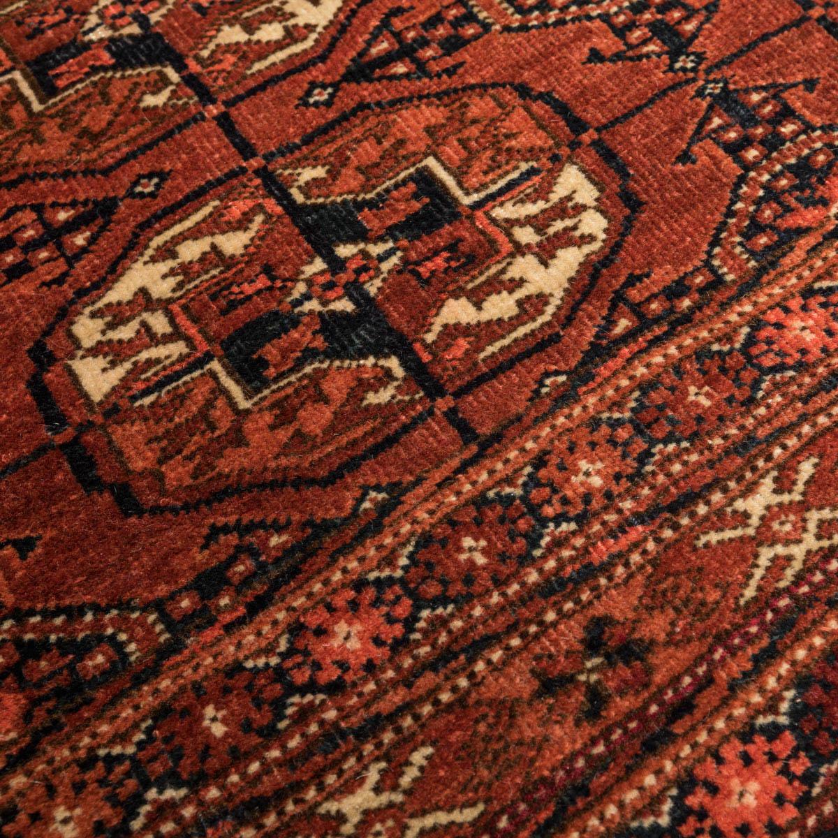 Turkestanischer Wollteppich des 20. Jahrhunderts, Tekke, „Guls“, klassischer Teppich, ca. 1920. 1,50 x 1,00 m (Wolle) im Angebot