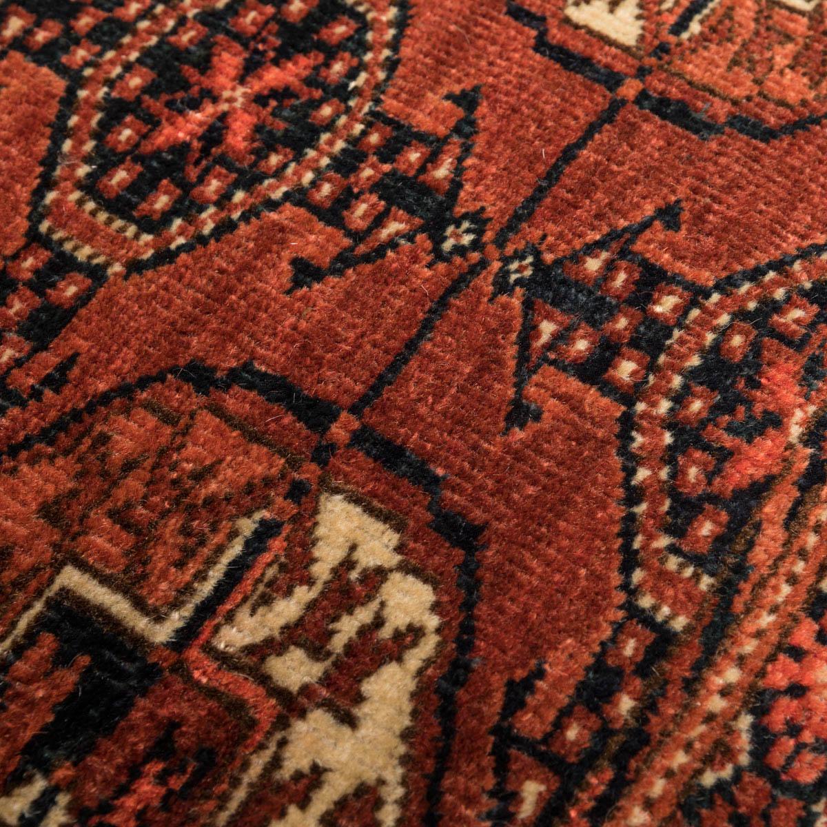 Turkestanischer Wollteppich des 20. Jahrhunderts, Tekke, „Guls“, klassischer Teppich, ca. 1920. 1,50 x 1,00 m im Angebot 1