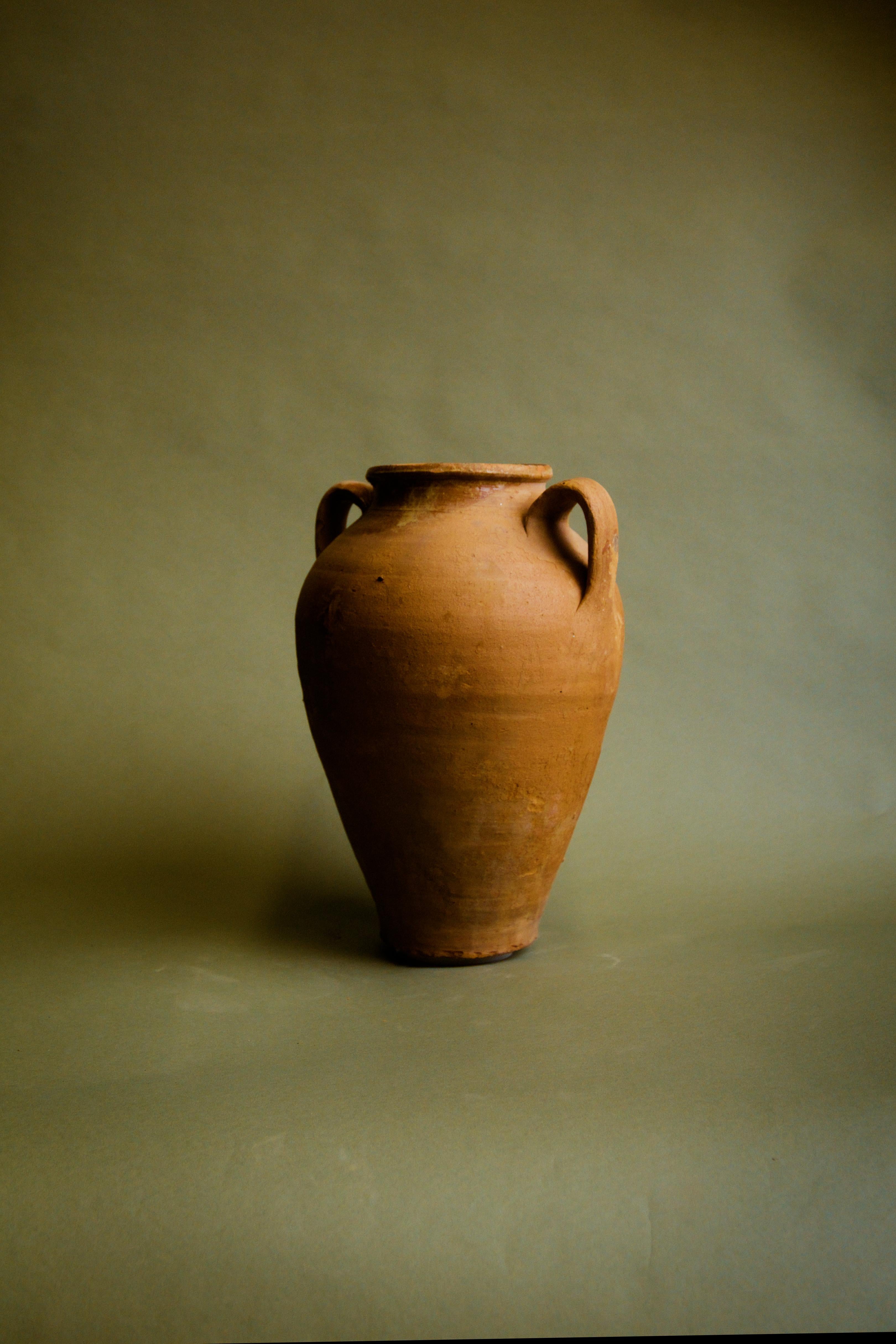 Diese türkische Amphora im Vintage-Stil aus dem 20. Jahrhundert ist ein seltenes Gefäß aus anatolischem Ton, das wunderbar zu rustikalem, mediterranem, Landhaus- und englischem Landhausdekor passt. Diese ursprünglich zur Aufbewahrung hergestellte