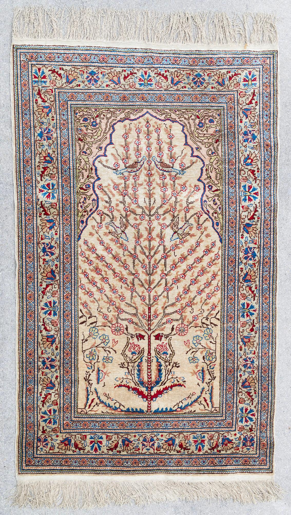 Die Kayseri Tree of Life Teppiche werden für ihre komplizierten Designs und ihre hervorragende Handwerkskunst geschätzt. Dieser Teppich aus dem späten 20. Jahrhundert wurde zu Gebets- und Meditationszwecken hergestellt. Das Motiv des Baumes