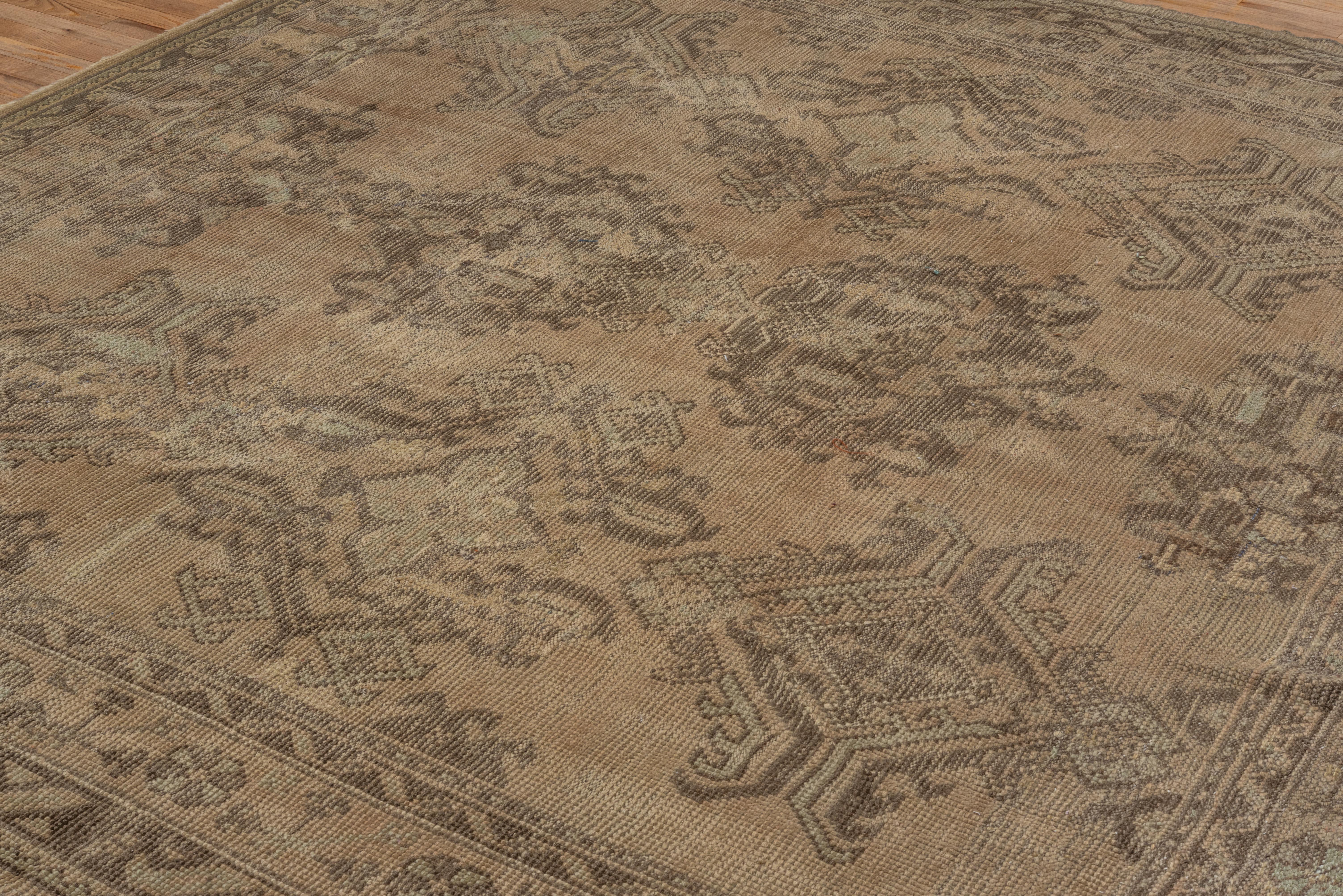 Dieser türkische Oushak-Teppich, der von Hand geknüpft wurde, ist eine unvergleichliche Antiquität.  Dieses Stück ist mit glänzenden Medaillons im Mittelfeld und reichhaltigen Mustern versehen. Dieser Teppich ist in einem erstaunlichen Zustand, wenn