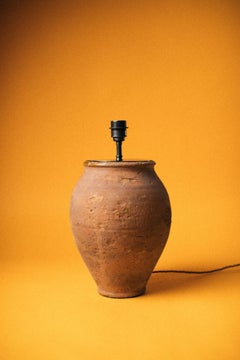 Lámpara de sobremesa turca con jarra de grano, vasija de terracota moldeada a mano, Siglo XX