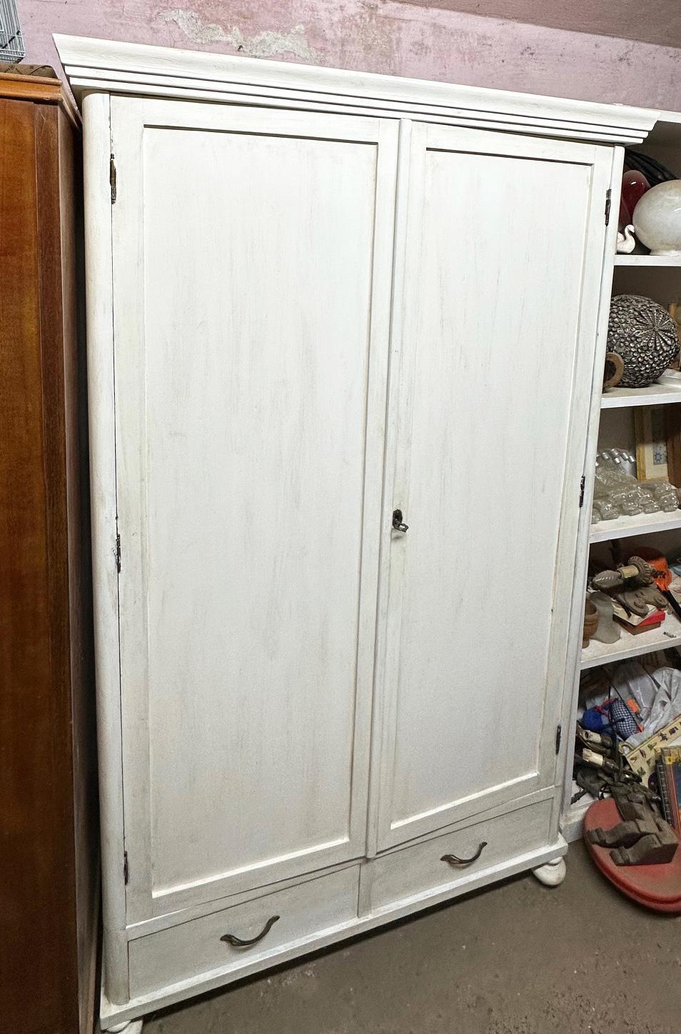 Armadio a due ante con cassetti in bianco sporco toscano del XX secolo.
L'armadio è realizzato in legno di abete massiccio, completamente smontato in circa 15 elementi.
È molto robusto e versatile.
Ha tre ripiani interni.
Profondità utile interna 36