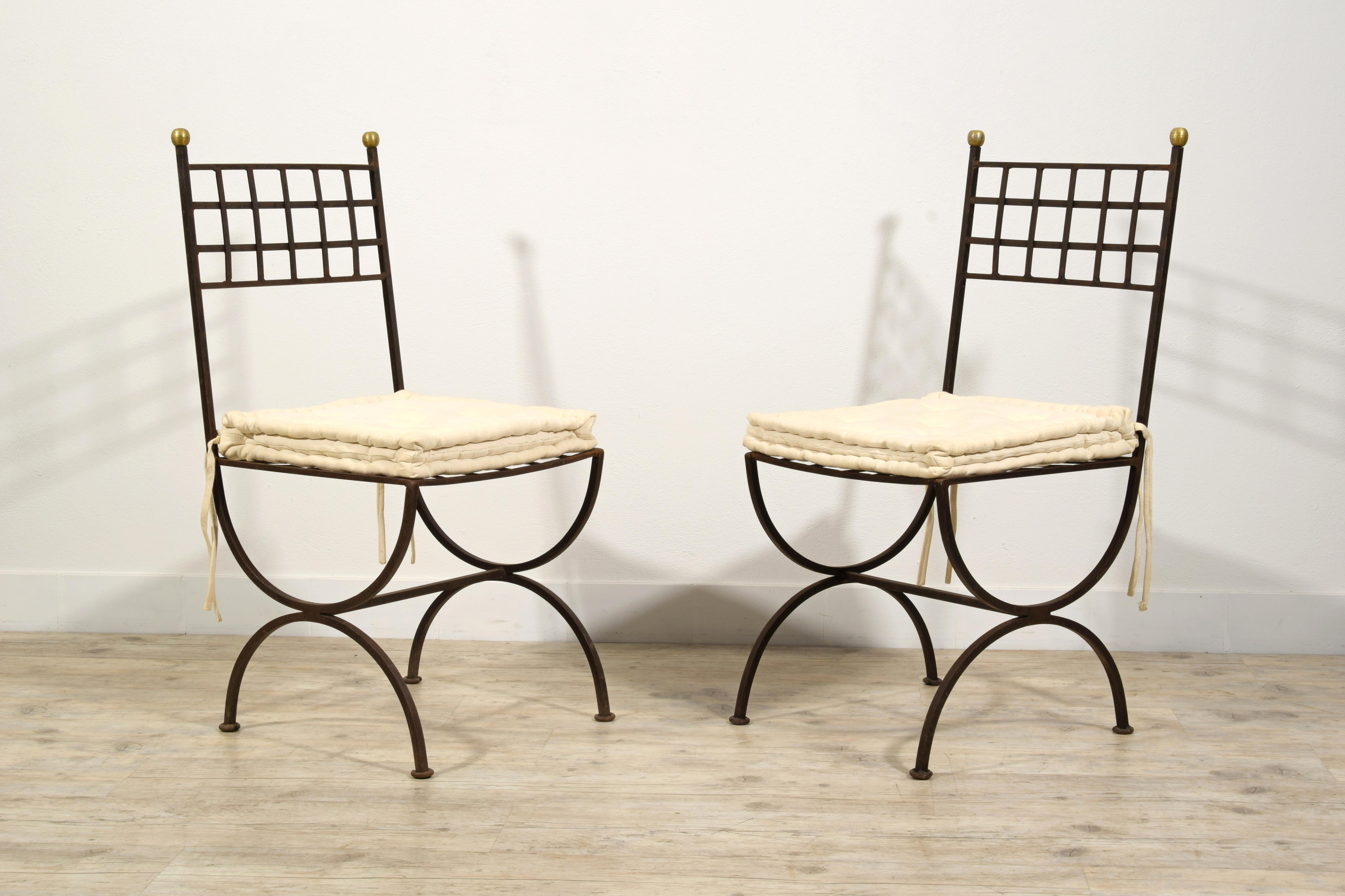 20ème siècle, Douze chaises de jardin italiennes en fer forgé
Dimensions : cm H 97,5 x L 47,5 x P 58. Assise : cm H 50 x P 45 x L 45

Cette série de douze chaises d'extérieur, rare dans ce numéro, a été réalisée en Italie vers le milieu du XXe