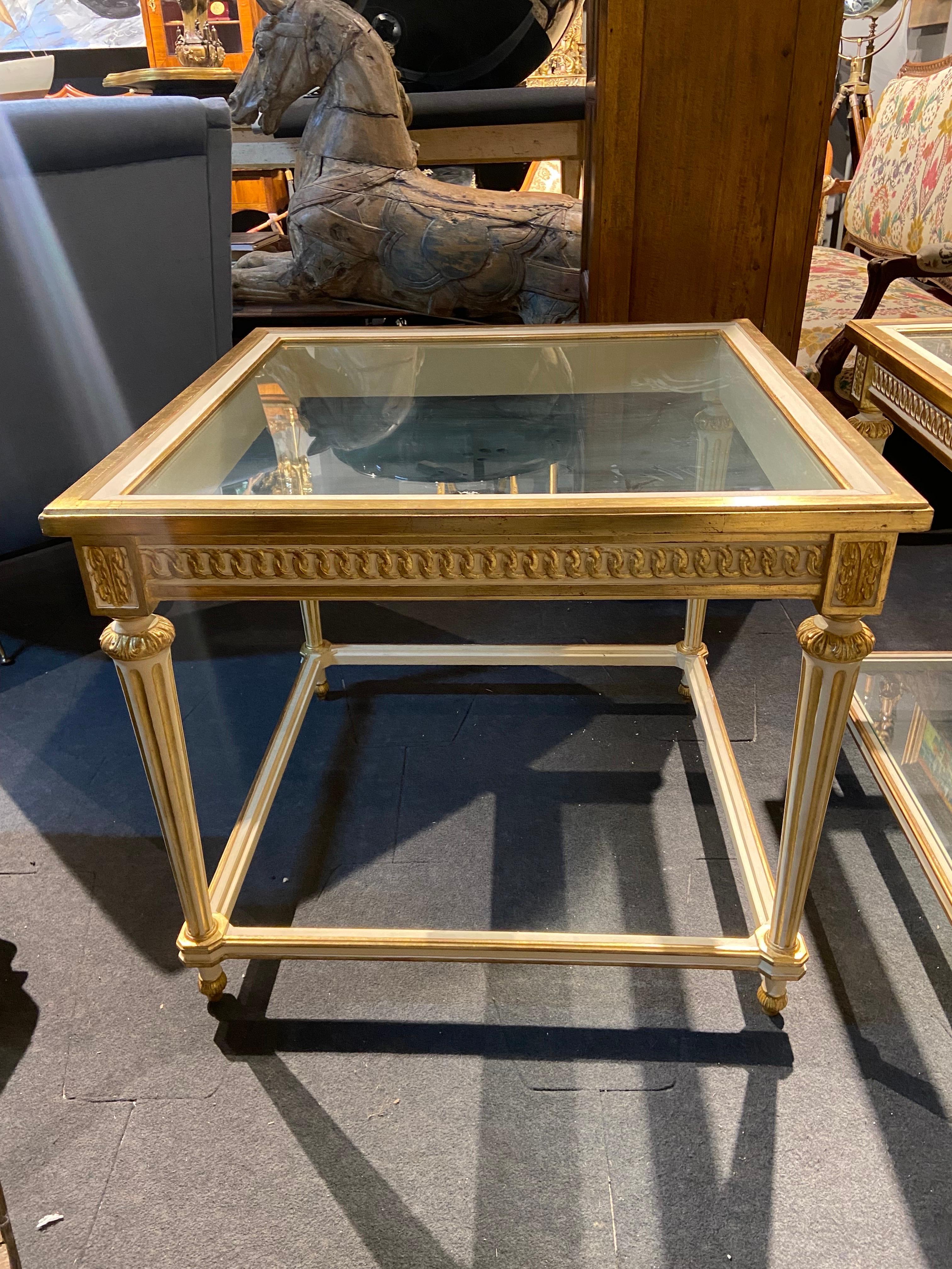 20e siècle Deux tables de canapé carrées en bois doré de style Louis XVI Bon état - En vente à Sofia, BG