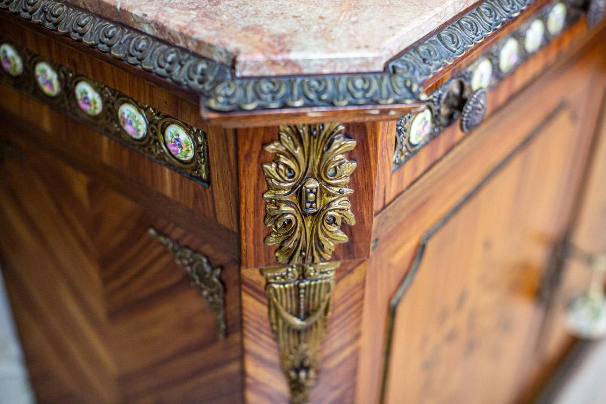 20th-Century Richly Inlaid Two-Leaf Cabinet with Marble Top For Sale 5