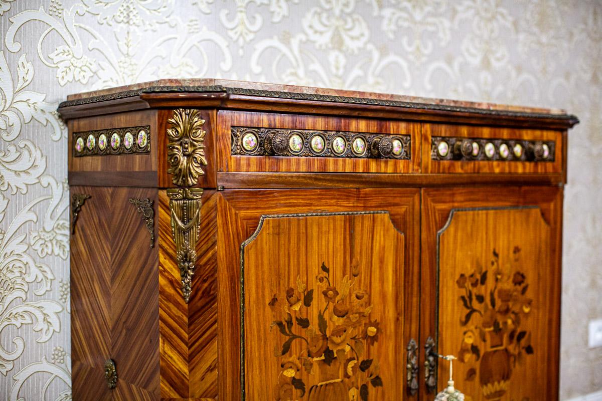 20th-Century Richly Inlaid Two-Leaf Cabinet with Marble Top In Good Condition For Sale In Opole, PL