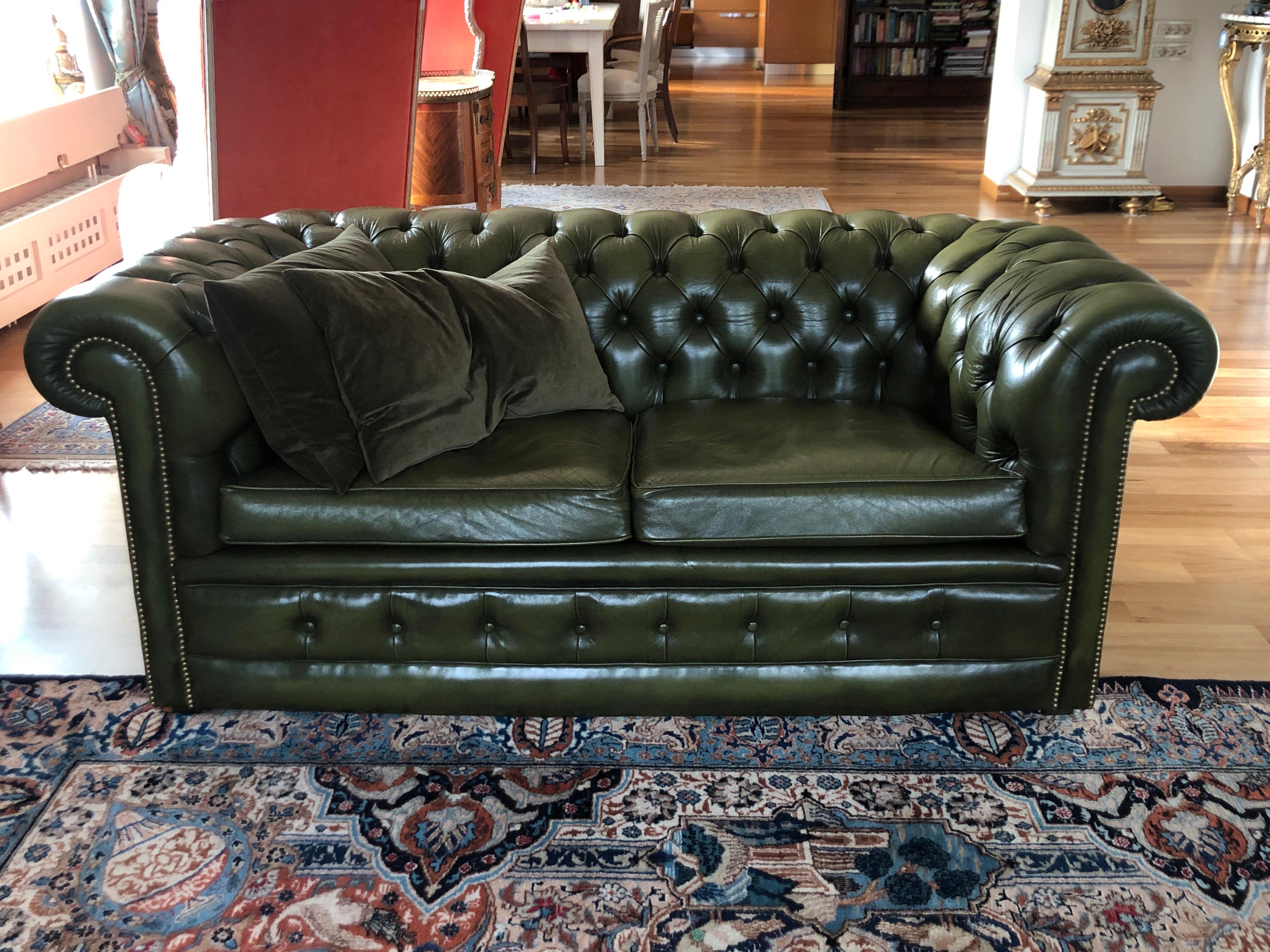 Two seated Chesterfield sofa in dark green with two cushions.
Very good condition.
England, circa 1960.
