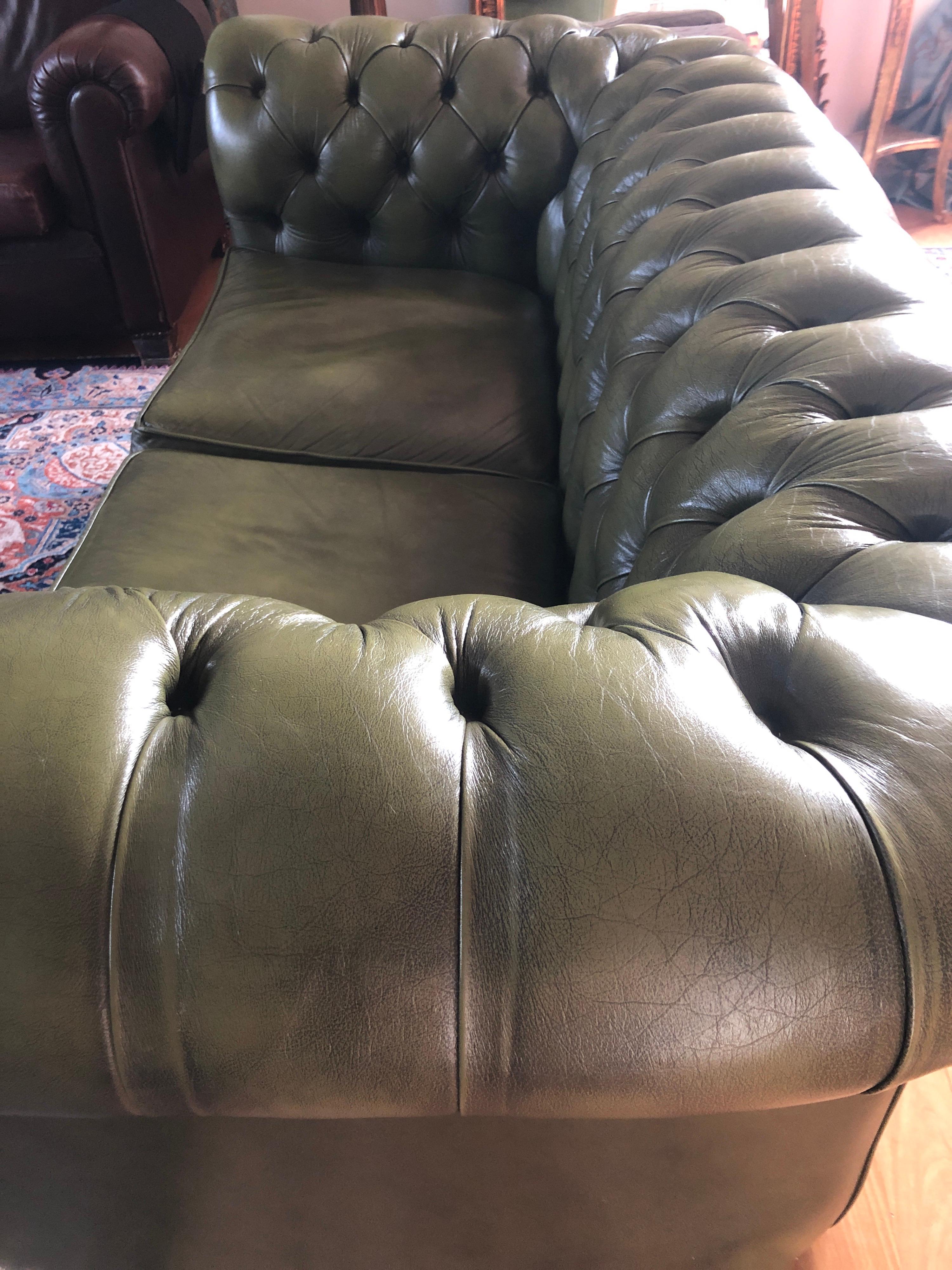 English 20th Century Two Seated Chesterfield Sofa in Dark Green Leather