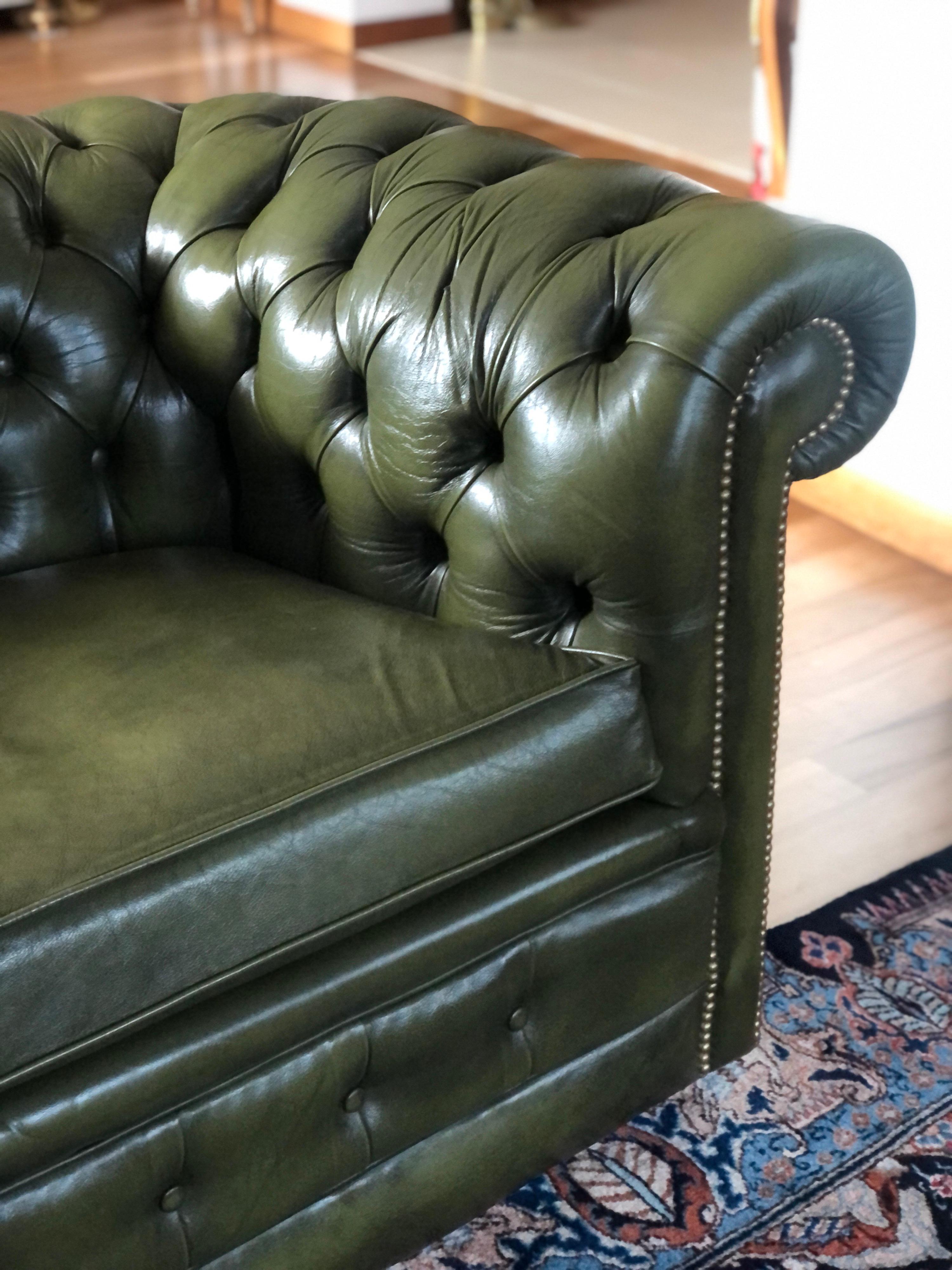 20th Century Two Seated Chesterfield Sofa in Dark Green Leather In Good Condition In Sofia, BG