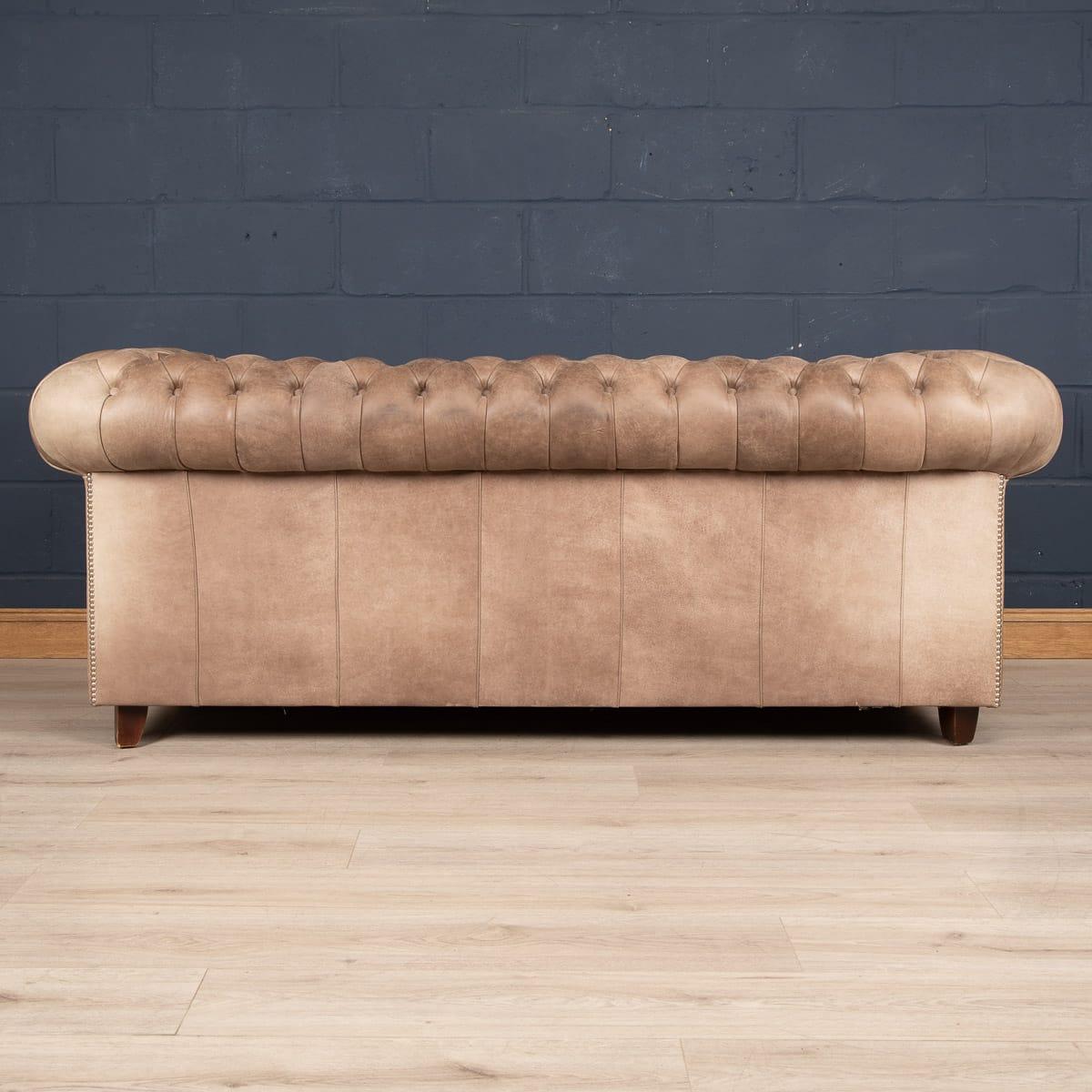 English 20th Century Two-Seat Chesterfield Leather Sofa with Button Down Seat