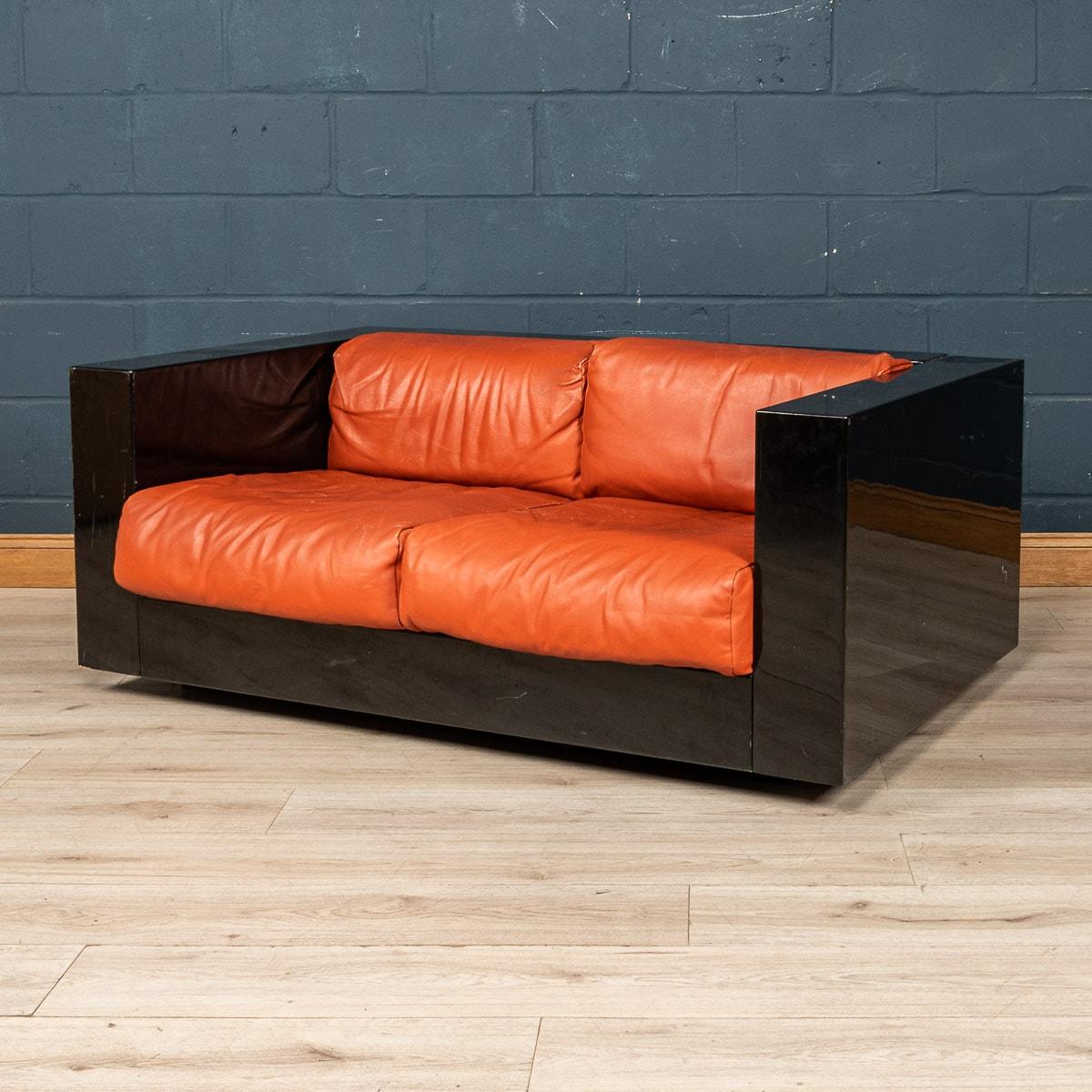 Un joli canapé deux places conçu par le couple de designers italiens Lella et Massimo Vignelli. Fabriqué par l'entreprise florentine Poltronova, ce canapé est un classique du design, avec une merveilleuse combinaison de noir et de rouge pour la