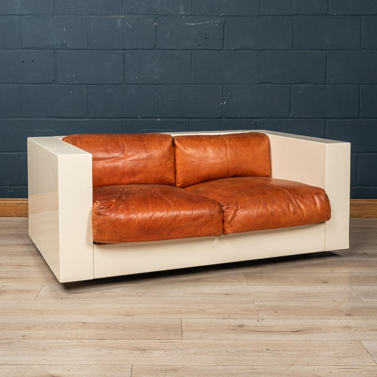 Un joli canapé deux places conçu par le couple de designers italiens Lella et Massimo Vignelli. Fabriqué par la société Poltronova de Florence, ce canapé est un classique du design avec une merveilleuse combinaison de blanc cassé et de rouge pour la