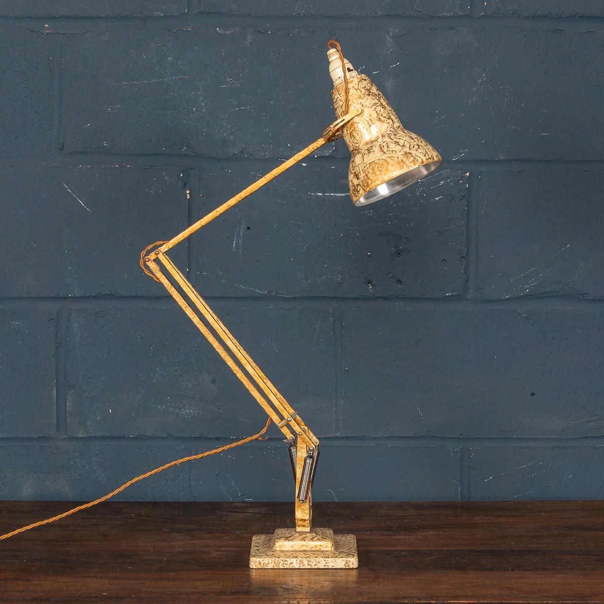 Lampe Anglepoise Herbert Terry à deux étages (modèle 1227), Angleterre, vers 1970. Peintures d'origine et en parfait état de marche, cette lampe est un classique du design et l'un des premiers modèles de collection avec la base 