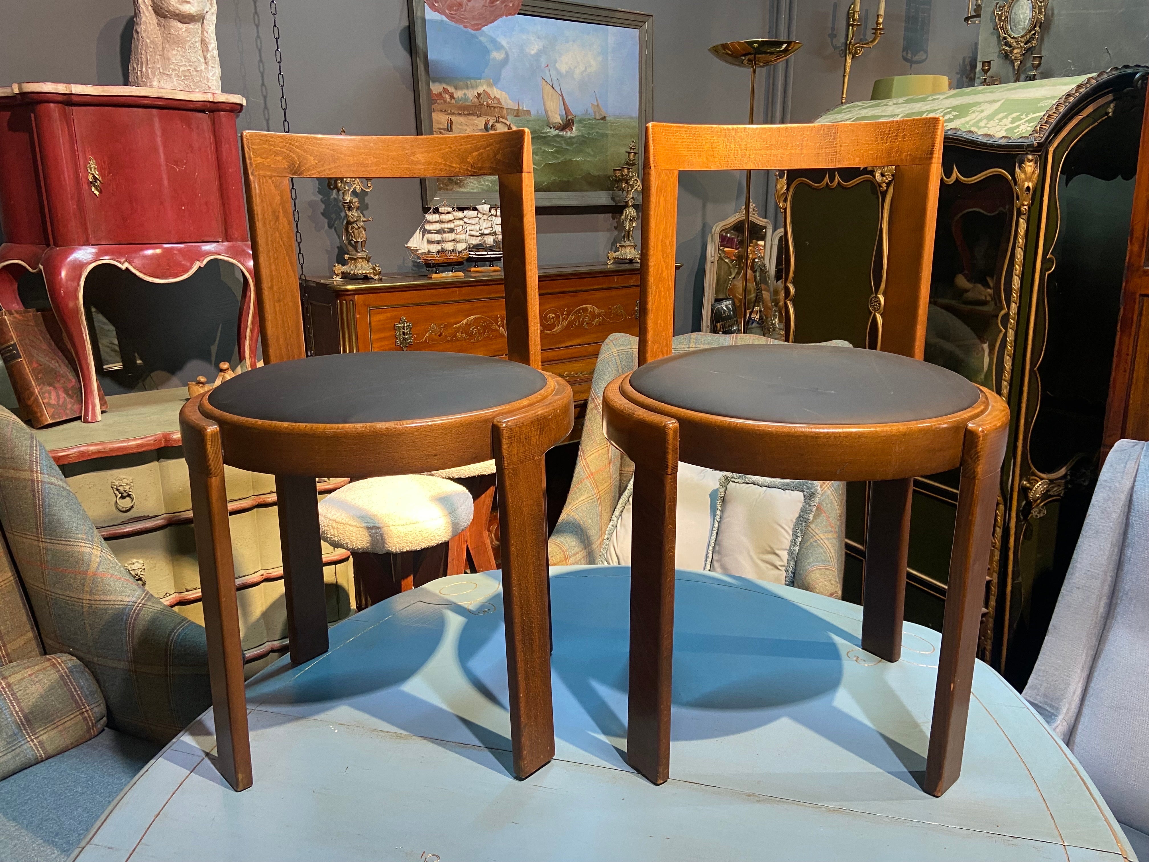 Two Italian vintage round chairs made of natural hand carved wood in very elegant shape and good authentic condition with seats upholstered in black leather.
Italy, circa 1950.