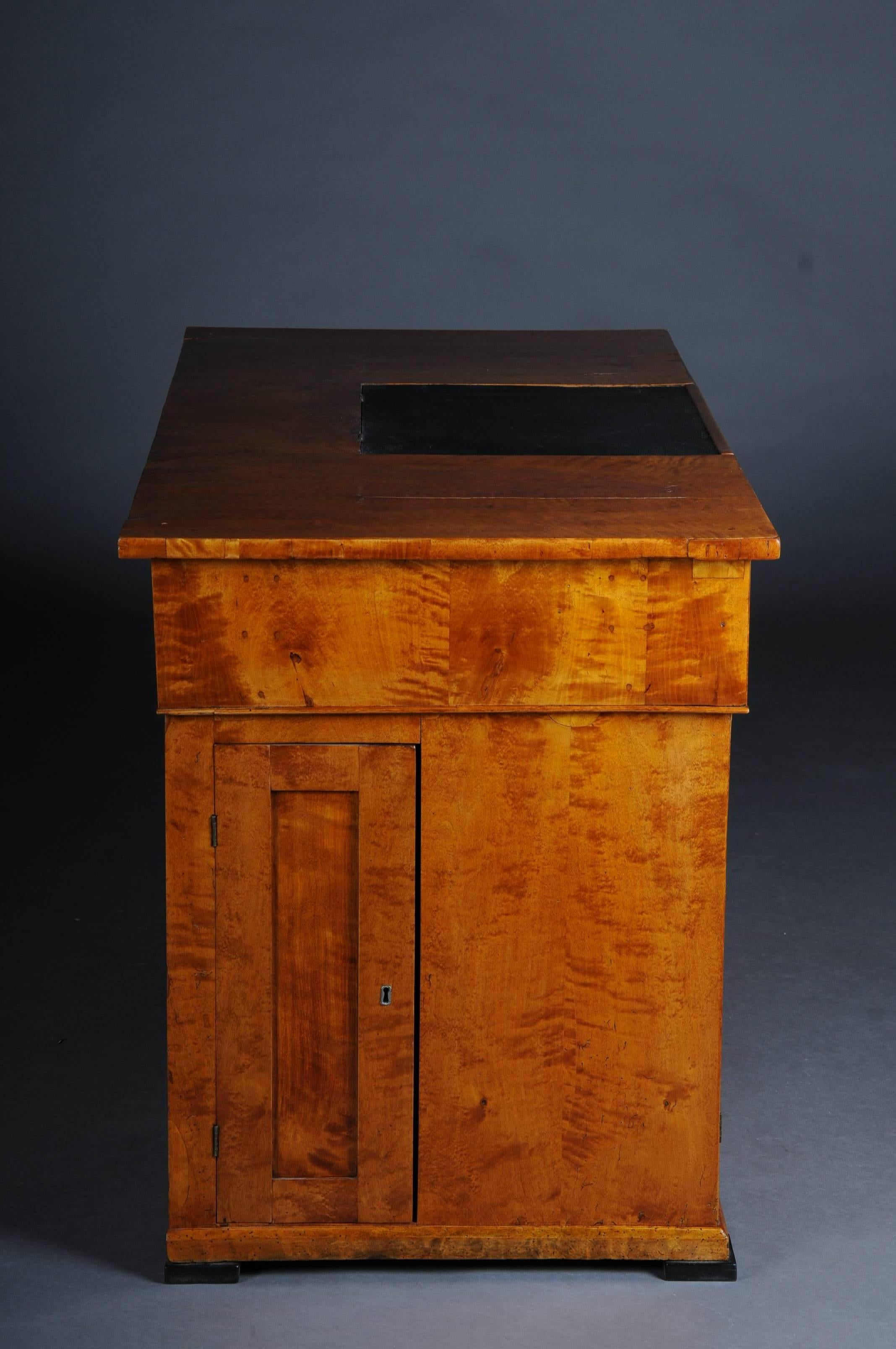 Einzigartiger Biedermeier-Schreibtisch des 20. Jahrhunderts, geflammte Birke (Furnier) im Angebot